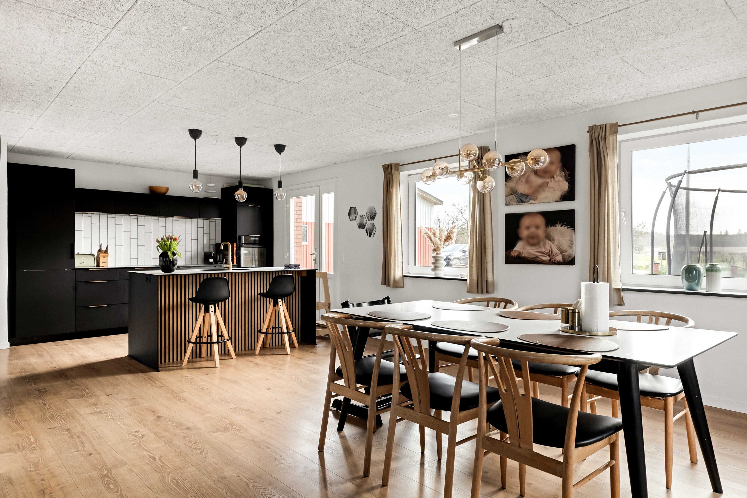 Fremhævet stue billede i fuldskærmstilstand. Billede af Povlskrovej 45, Overby, 6780 Skærbæk