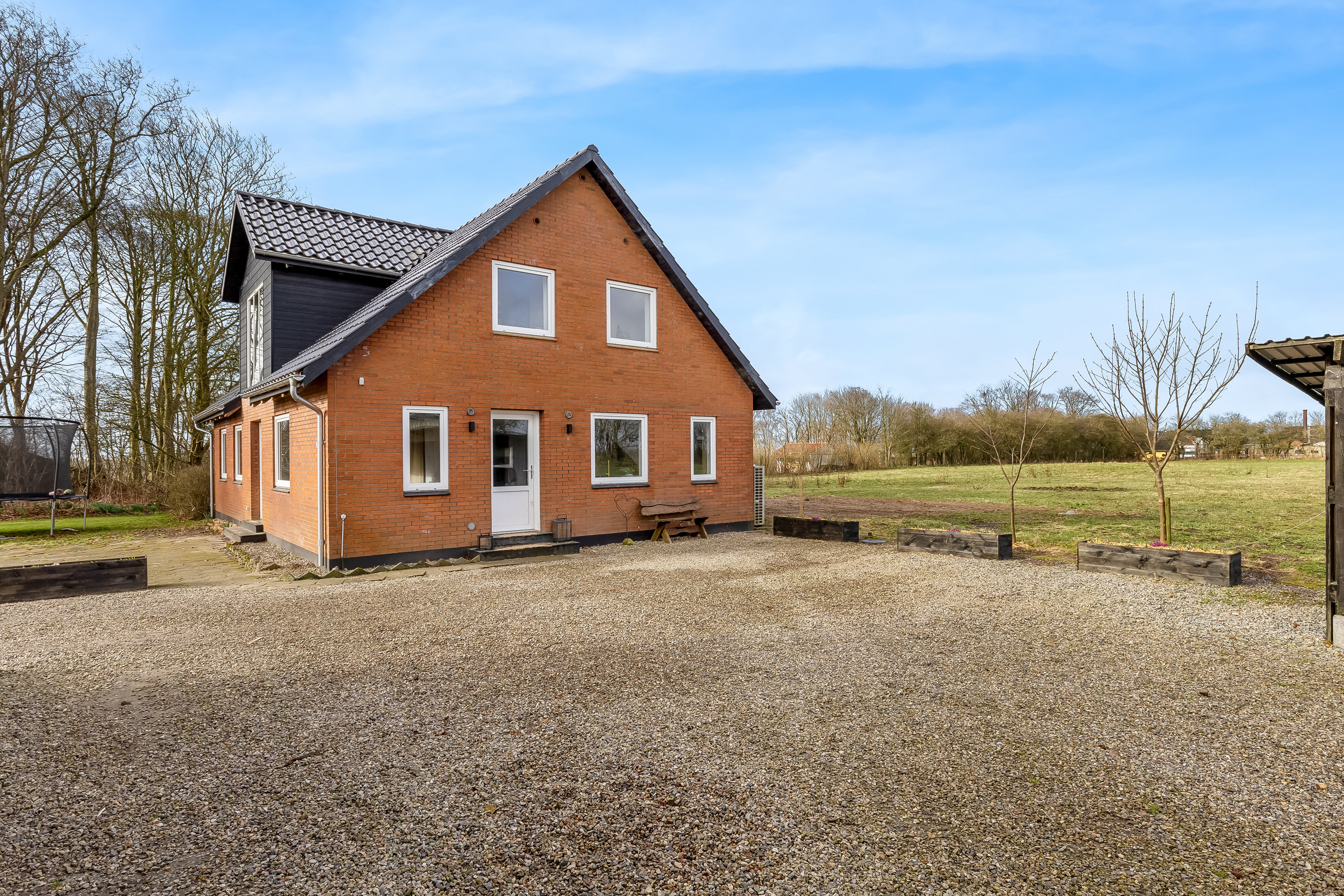 Fremhævet facade billede i fuldskærmstilstand. Billede af Povlskrovej 45, Overby, 6780 Skærbæk