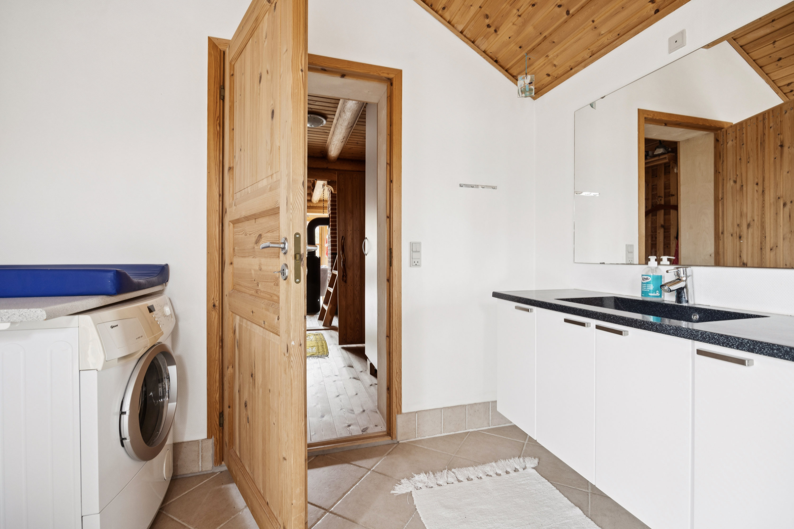 Fremhævet badeværelse billede i fuldskærmstilstand. Billede af Fyrreklitten 10, Tornby, 9850 Hirtshals