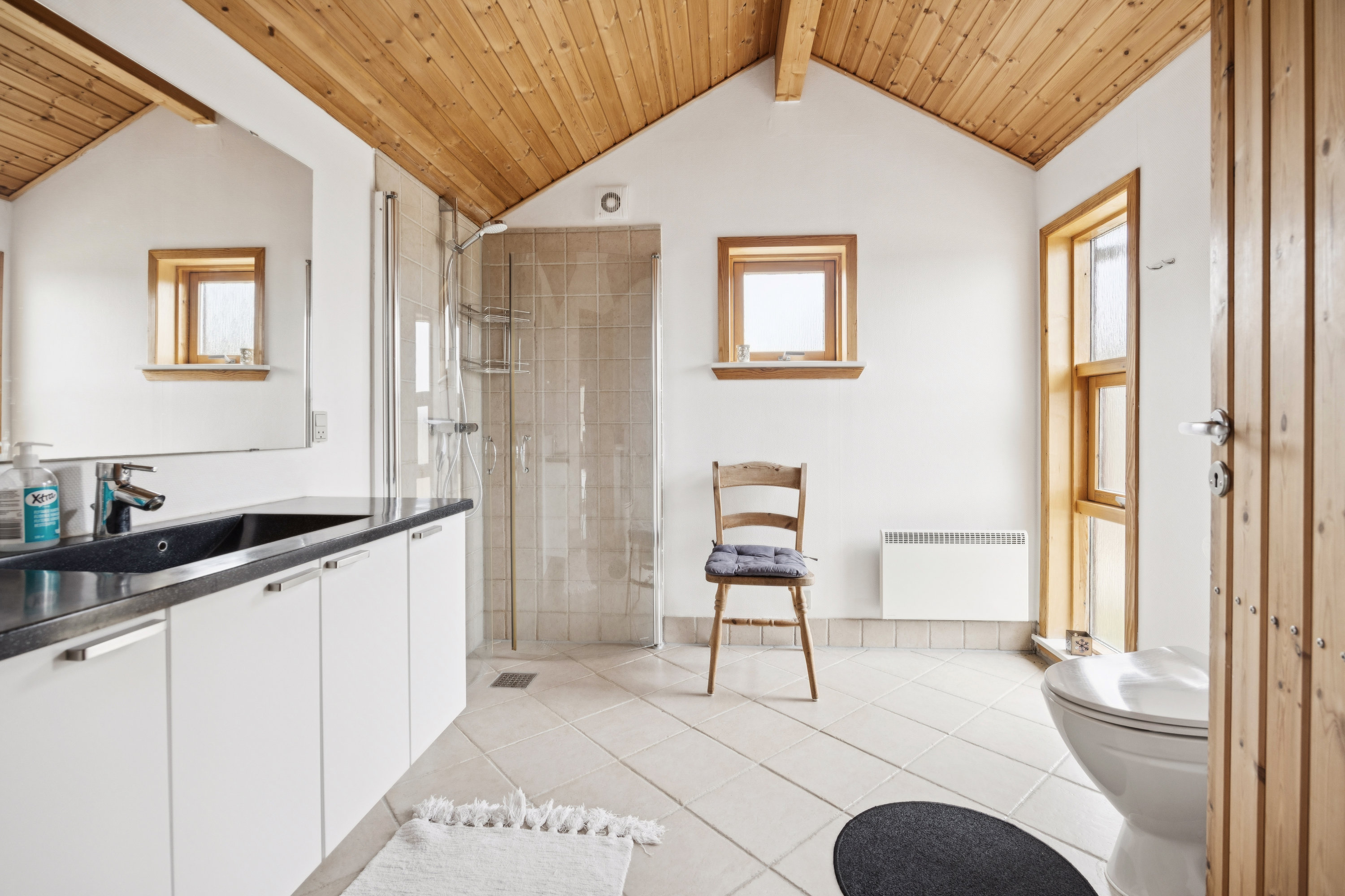 Fremhævet badeværelse billede i fuldskærmstilstand. Billede af Fyrreklitten 10, Tornby, 9850 Hirtshals