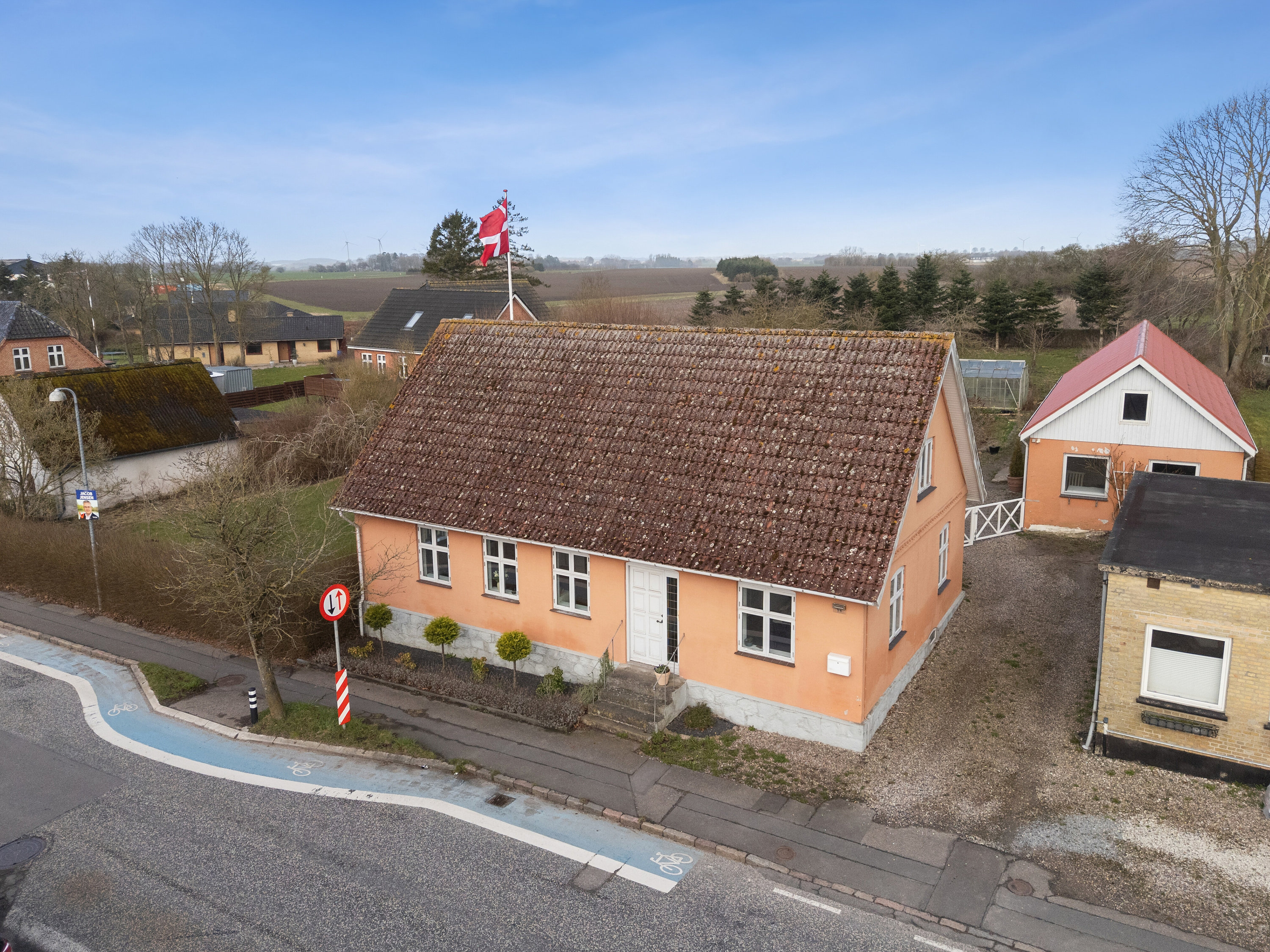 Fremhævet set fra vejen billede i fuldskærmstilstand. Billede af Flakkebjerg Hovedgade 16, Flakkebjerg, 4200 Slagelse