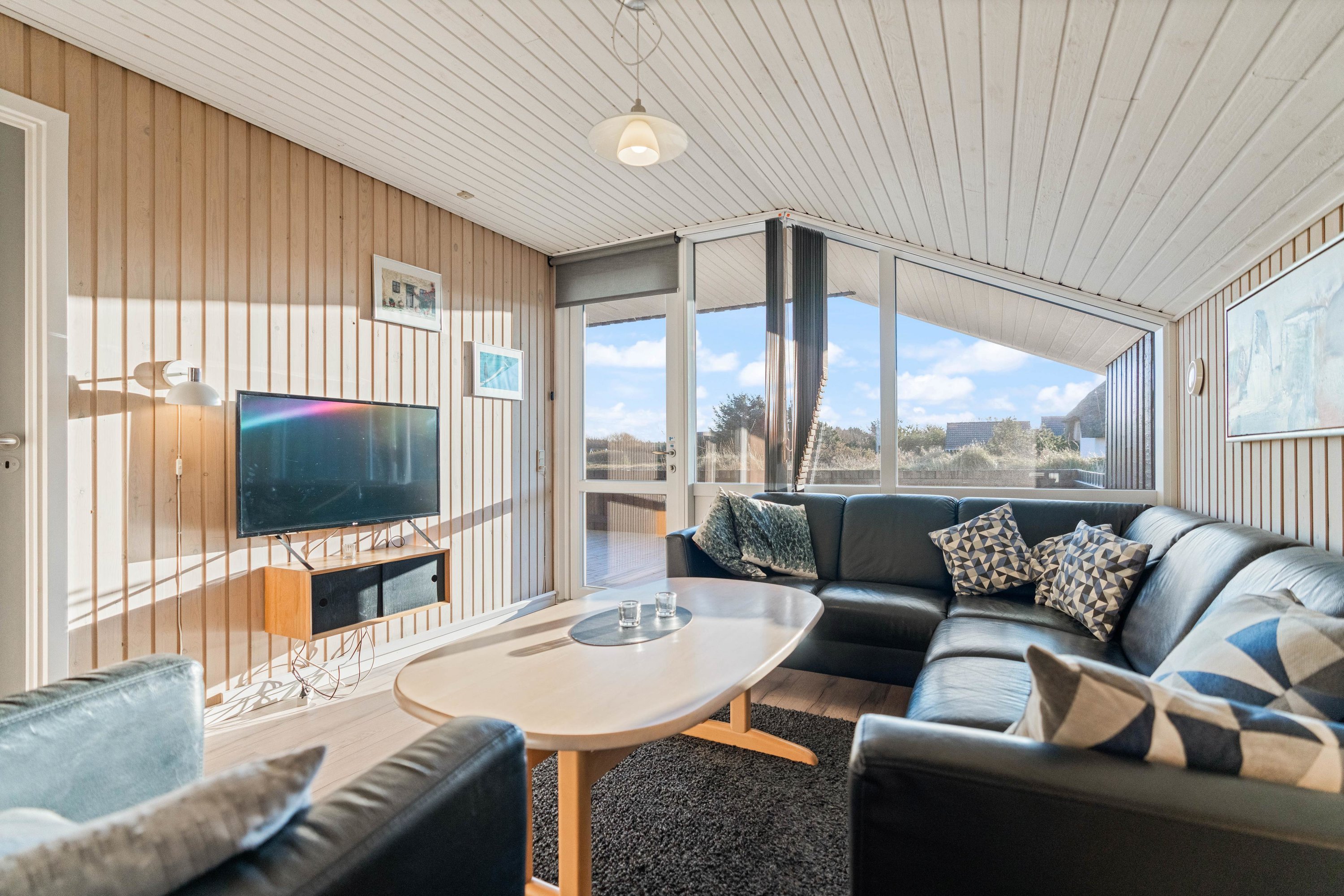 Fremhævet stue billede i fuldskærmstilstand. Billede af Bilbergsvej 49, Bjerregaard, 6960 Hvide Sande