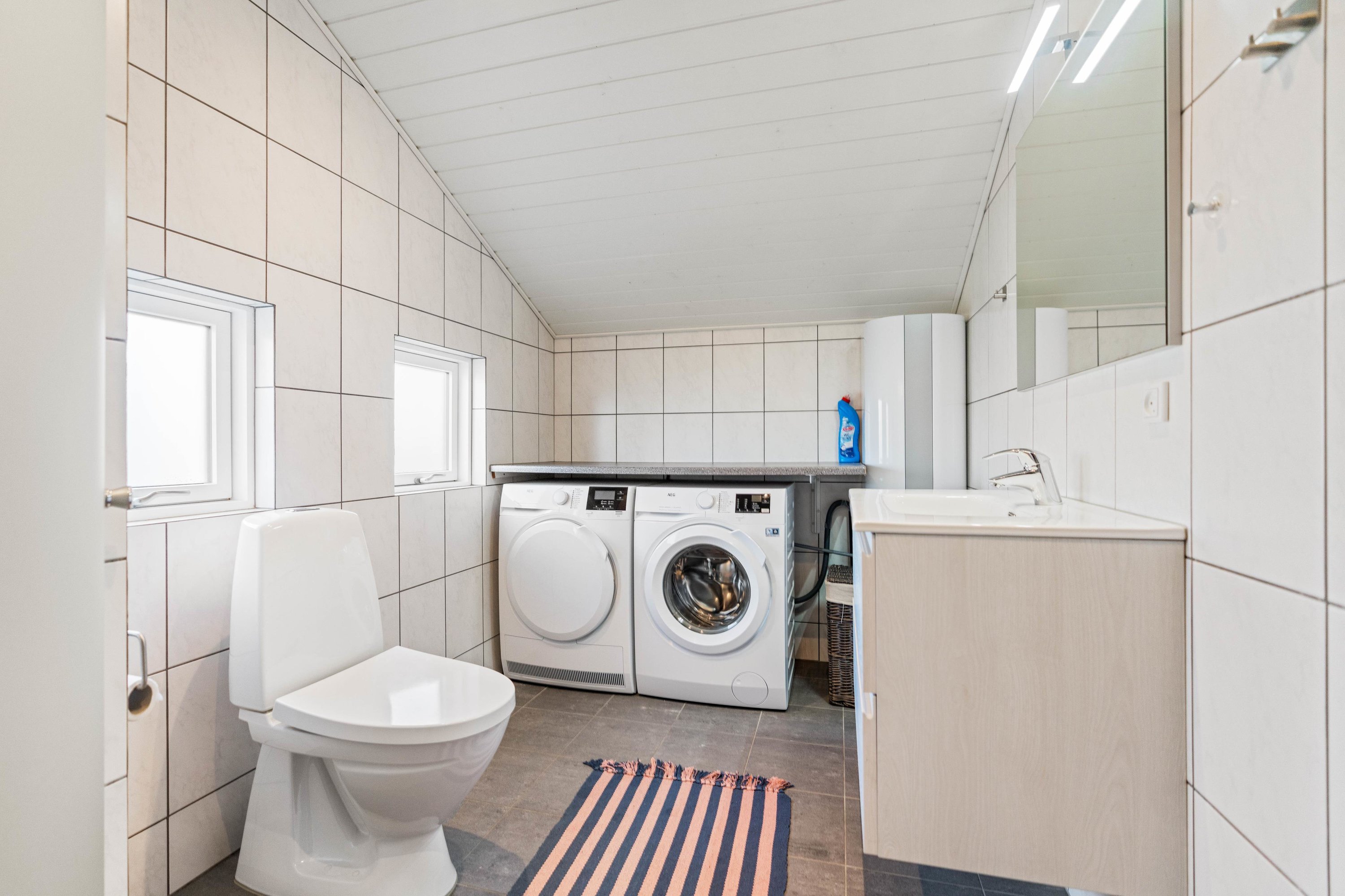 Fremhævet badeværelse  billede i fuldskærmstilstand. Billede af Bilbergsvej 49, Bjerregaard, 6960 Hvide Sande