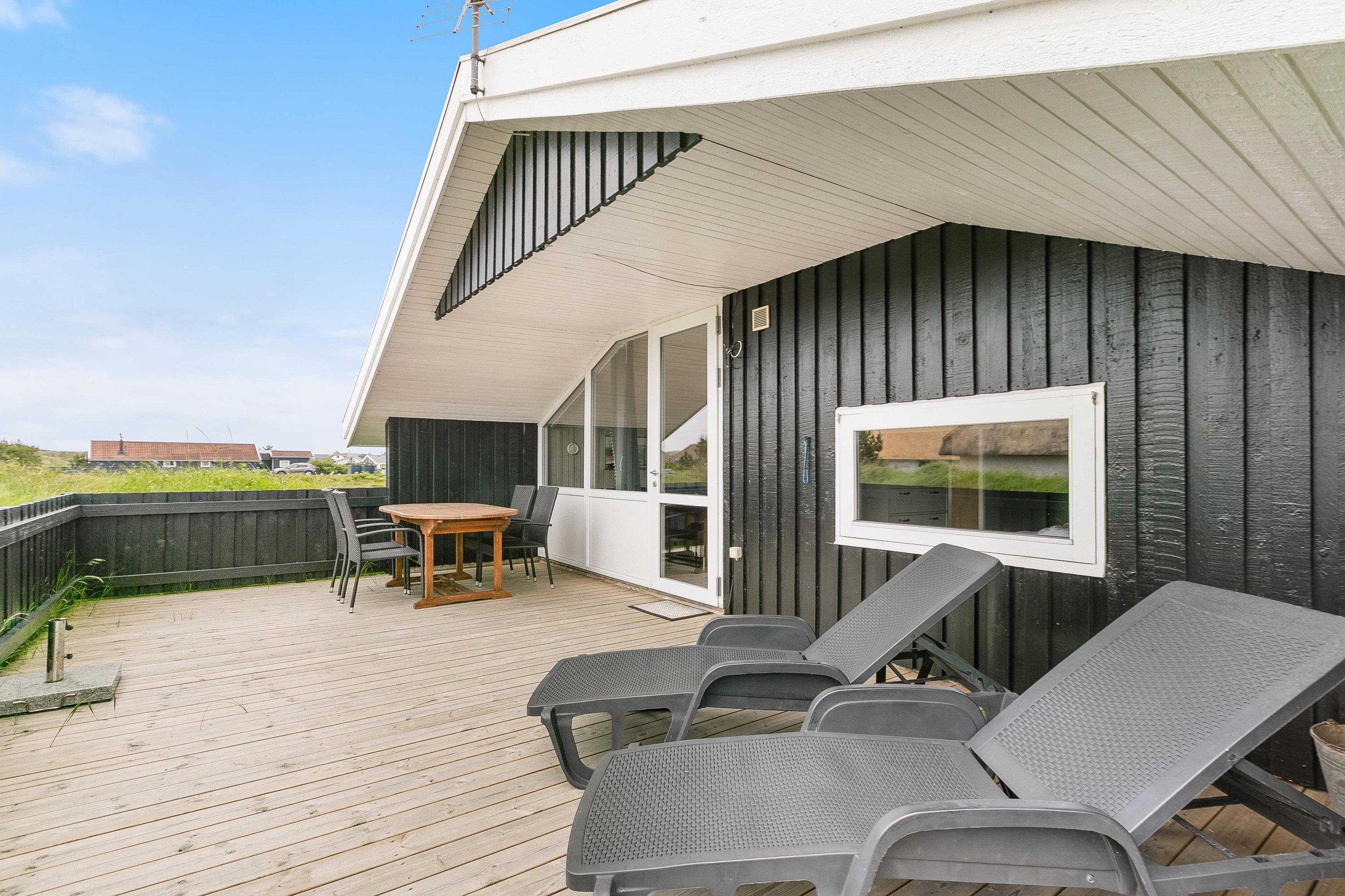 Fremhævet terrasse  billede i fuldskærmstilstand. Billede af Bilbergsvej 49, Bjerregaard, 6960 Hvide Sande