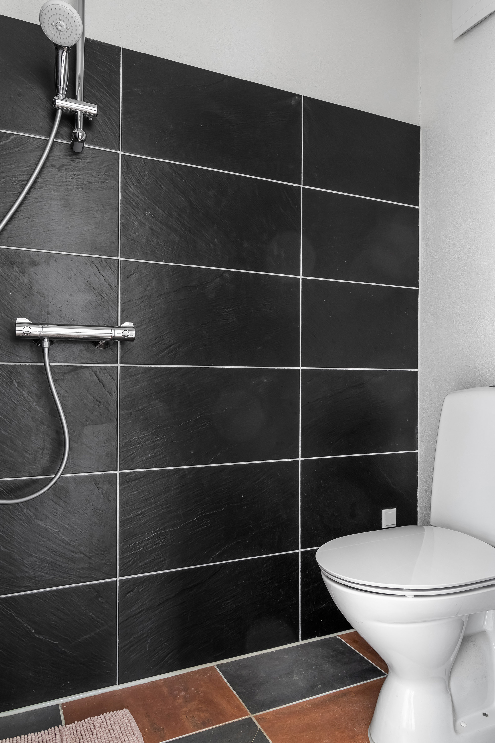 Fremhævet badeværelse billede i fuldskærmstilstand. Billede af Marbækvej 23, 3600 Frederikssund