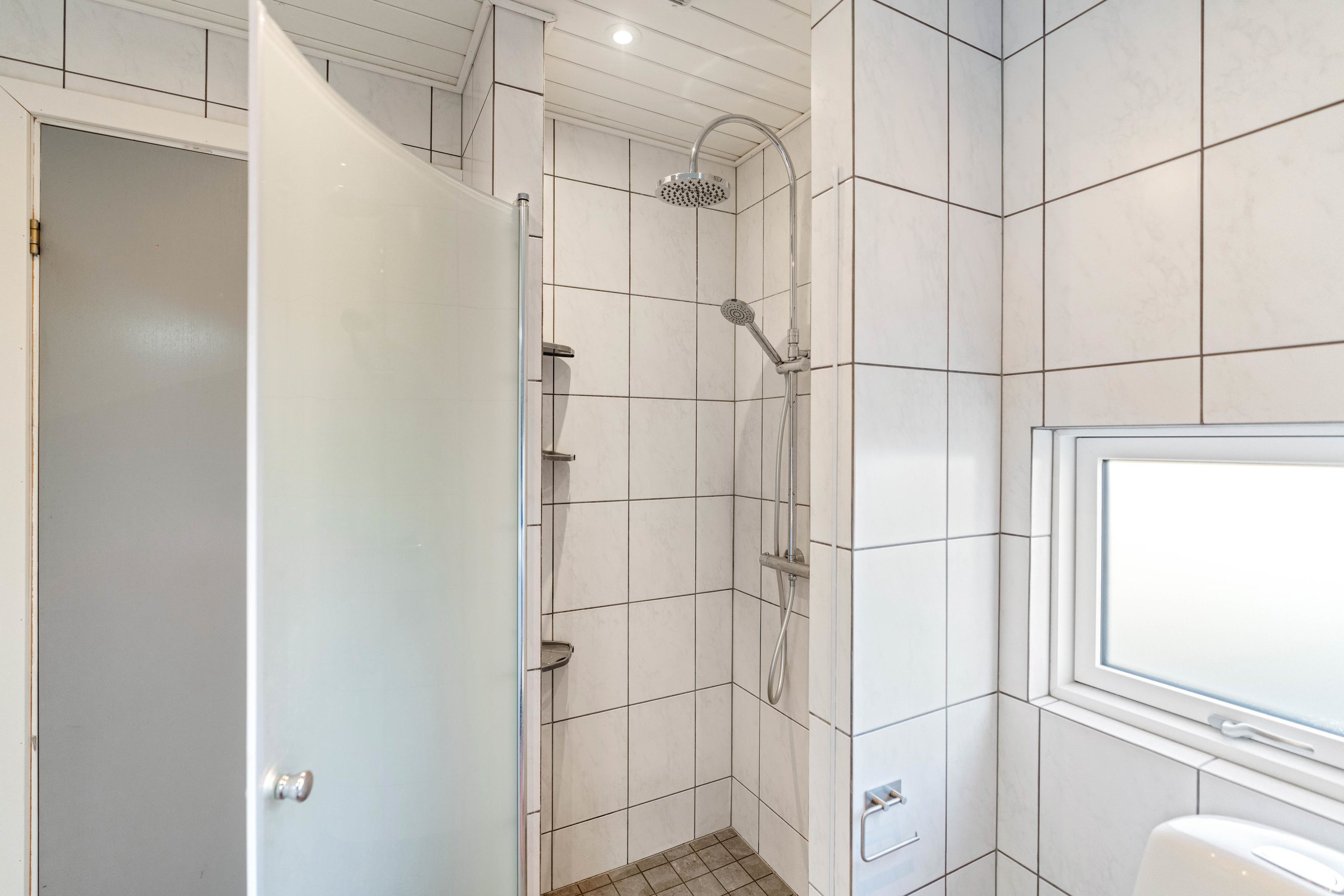 Fremhævet badeværelse  billede i fuldskærmstilstand. Billede af Bilbergsvej 49, Bjerregaard, 6960 Hvide Sande