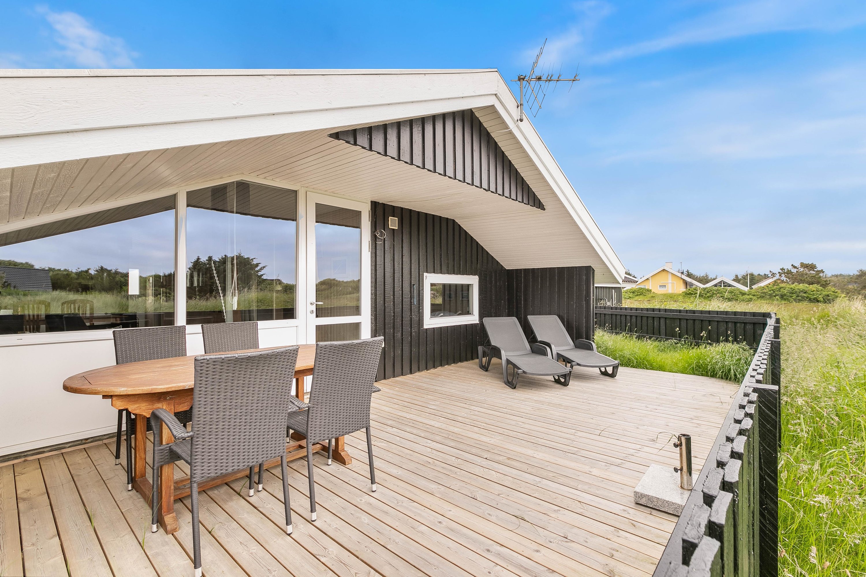 Fremhævet facade billede i fuldskærmstilstand. Billede af Bilbergsvej 49, Bjerregaard, 6960 Hvide Sande