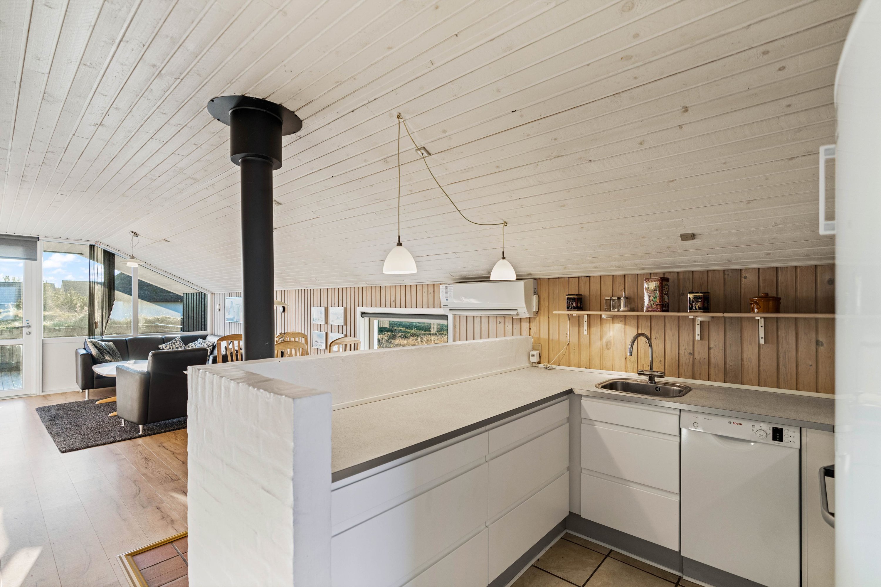 Fremhævet køkken alrum  billede i fuldskærmstilstand. Billede af Bilbergsvej 49, Bjerregaard, 6960 Hvide Sande