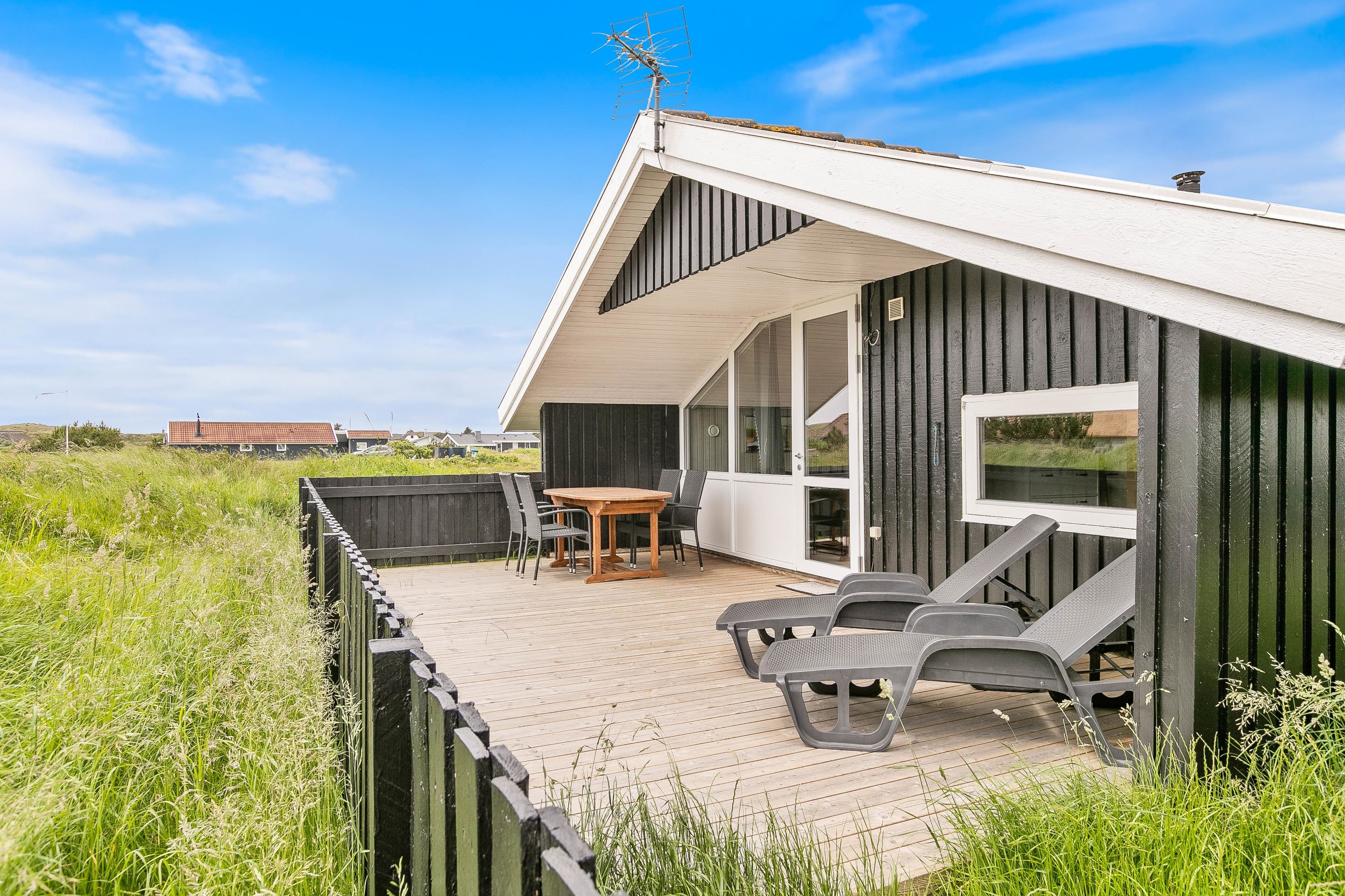 Fremhævet facade billede i fuldskærmstilstand. Billede af Bilbergsvej 49, Bjerregaard, 6960 Hvide Sande