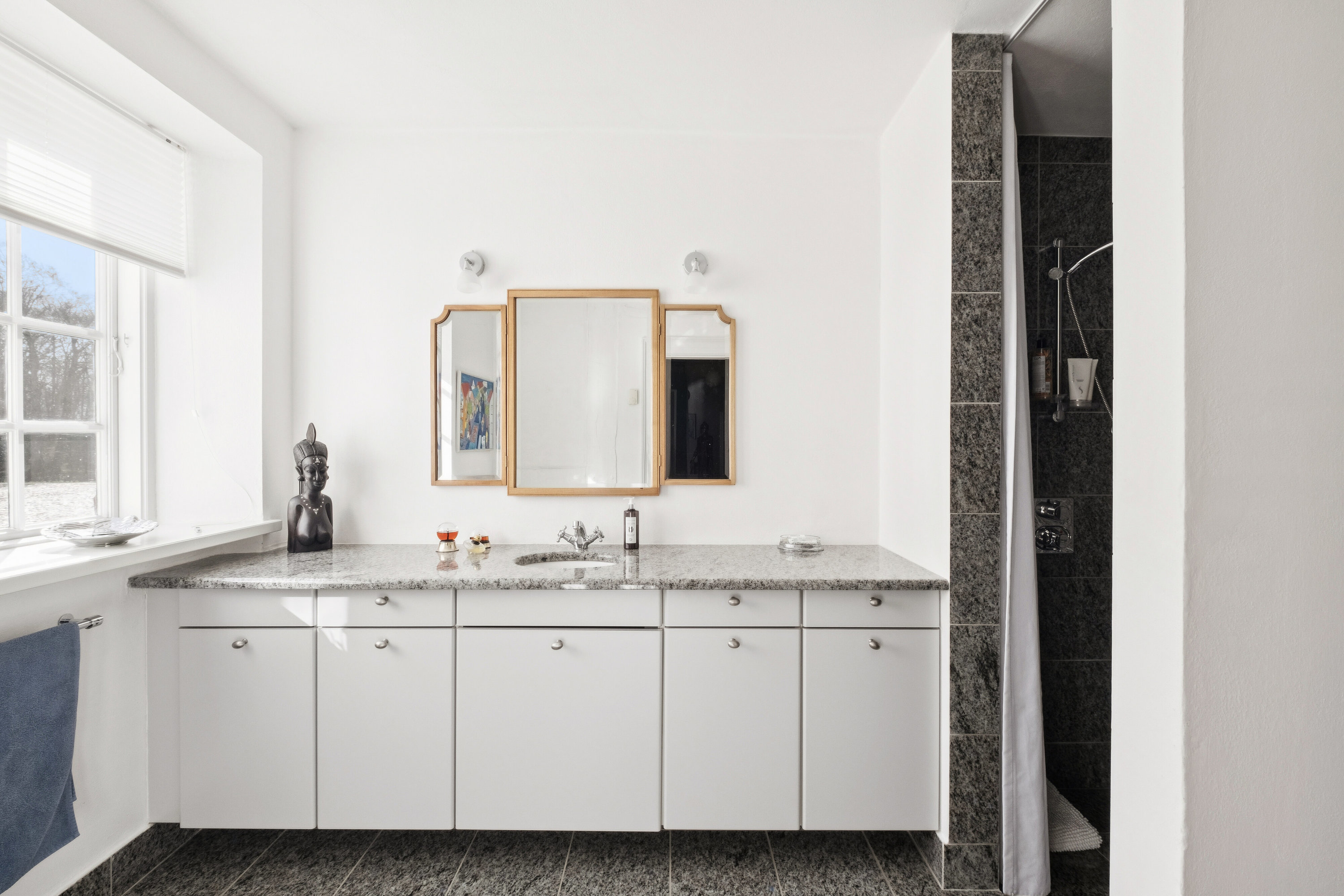 Fremhævet badeværelse billede i fuldskærmstilstand. Billede af Fuglsigvej 161, 9800 Hjørring