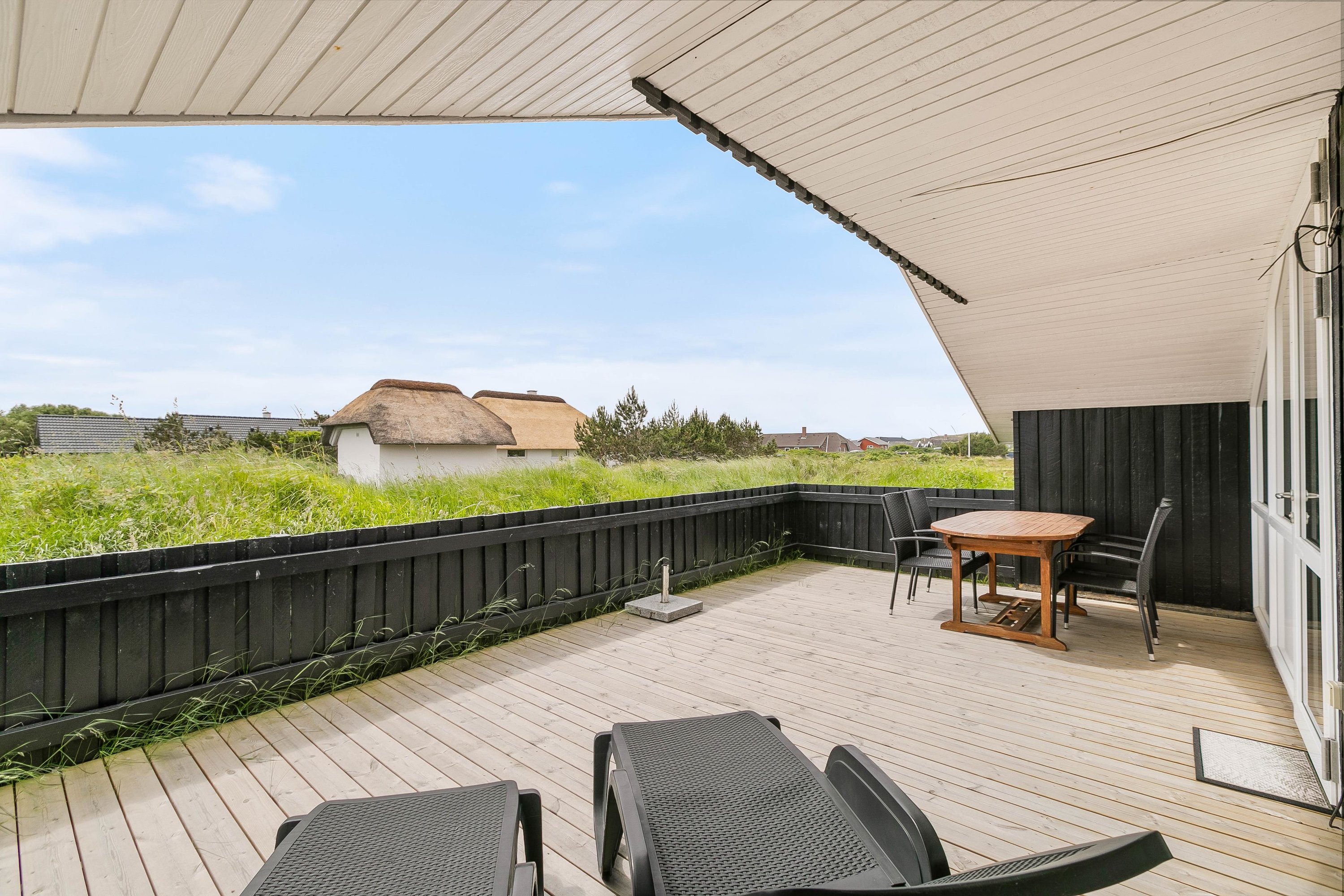 Fremhævet terrasse  billede i fuldskærmstilstand. Billede af Bilbergsvej 49, Bjerregaard, 6960 Hvide Sande