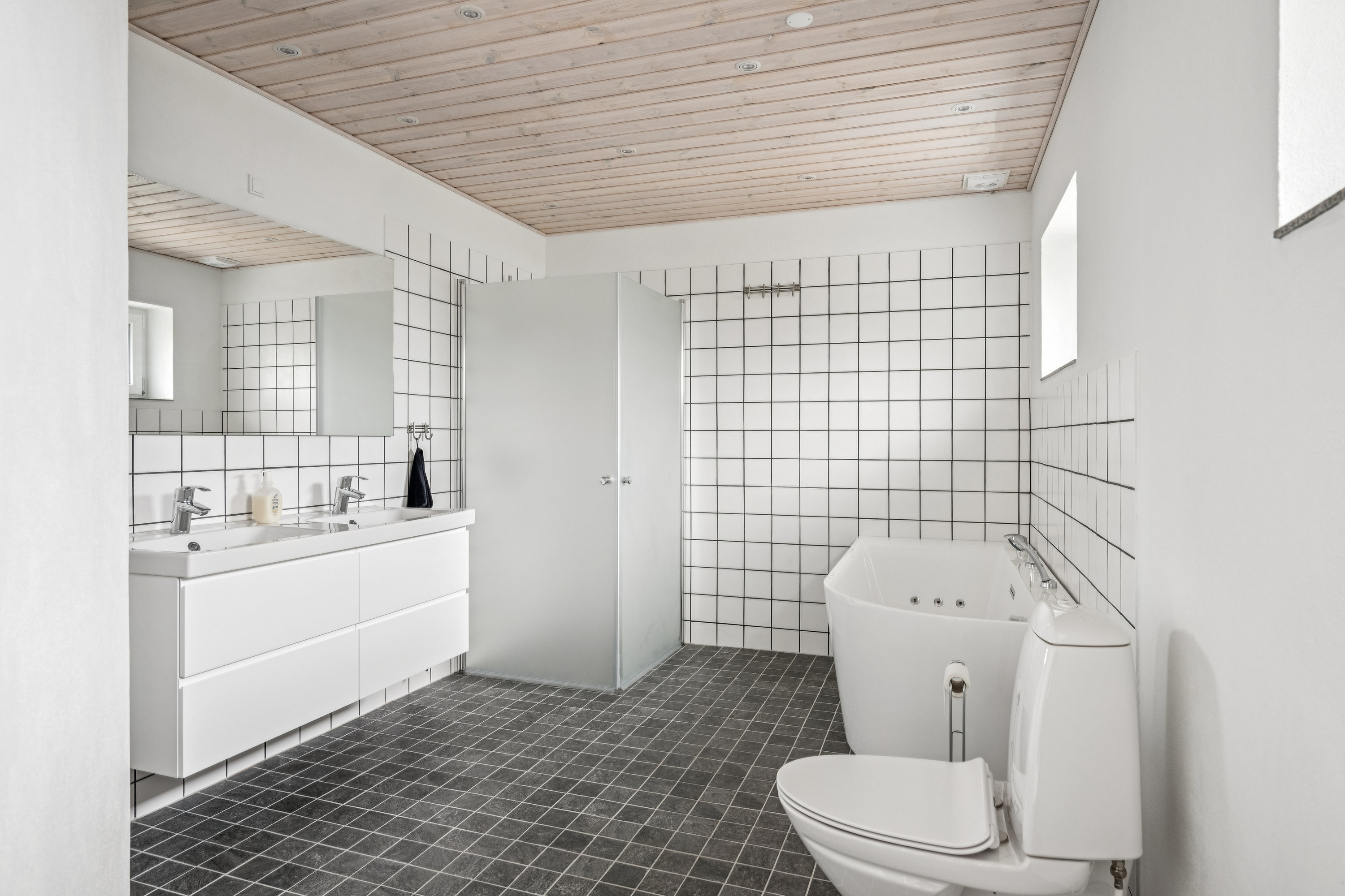 Fremhævet badeværelse billede i fuldskærmstilstand. Billede af Rådyrvej 6, Fuglslev, 8400 Ebeltoft