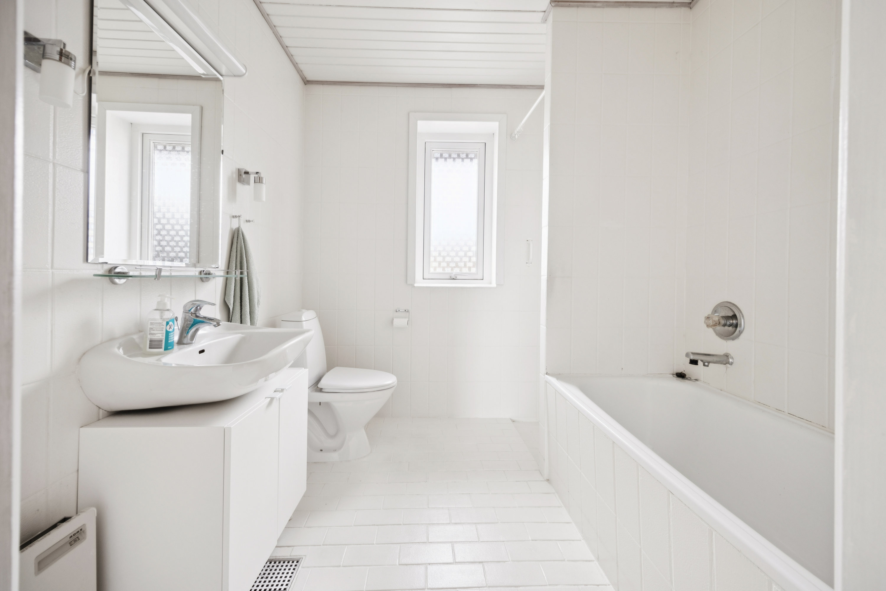 Fremhævet badeværelse billede i fuldskærmstilstand. Billede af Blommevej 29, 9310 Vodskov