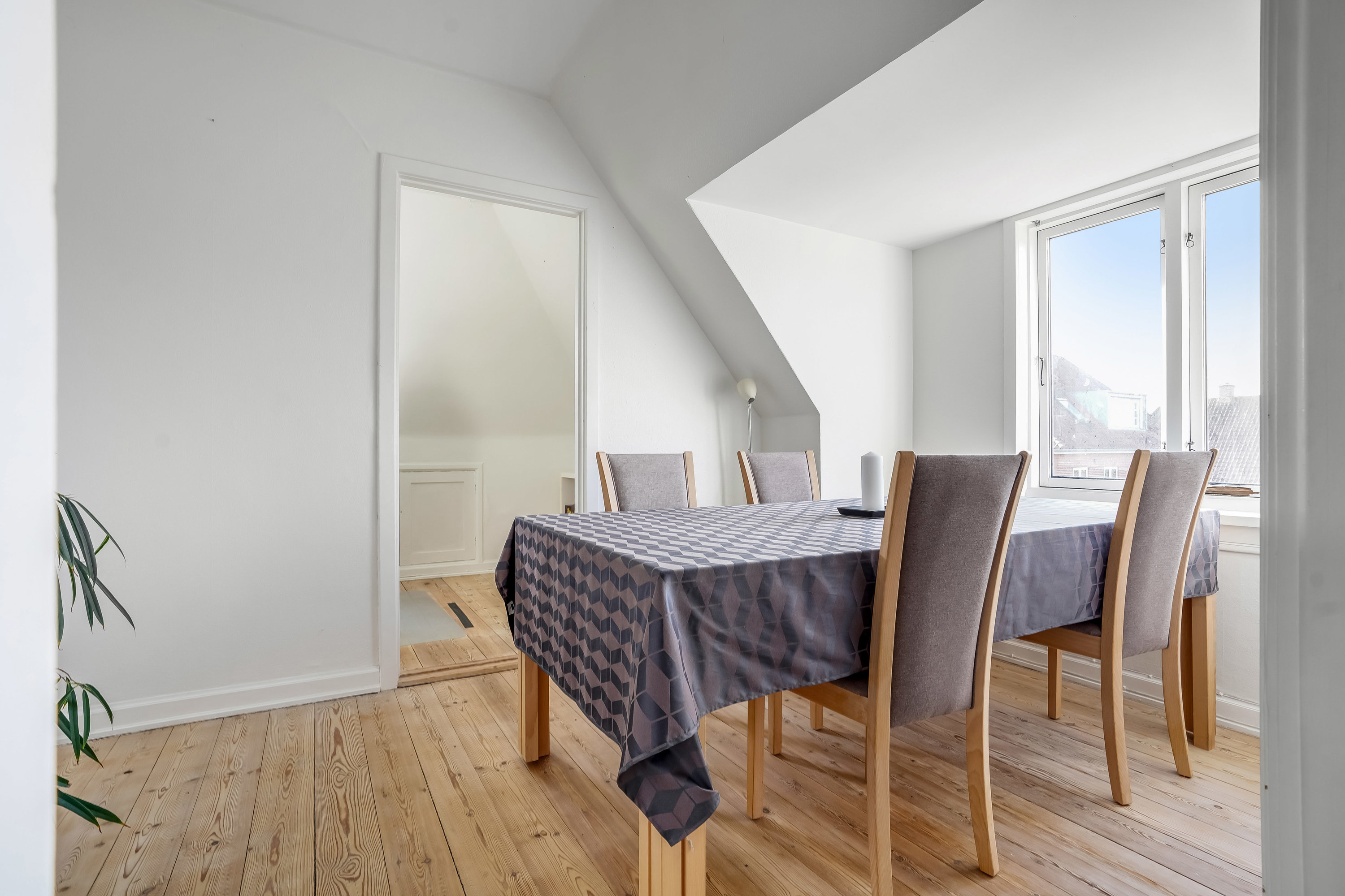 Fremhævet stue billede i fuldskærmstilstand. Billede af Engvej 45, 2., 5230 Odense M