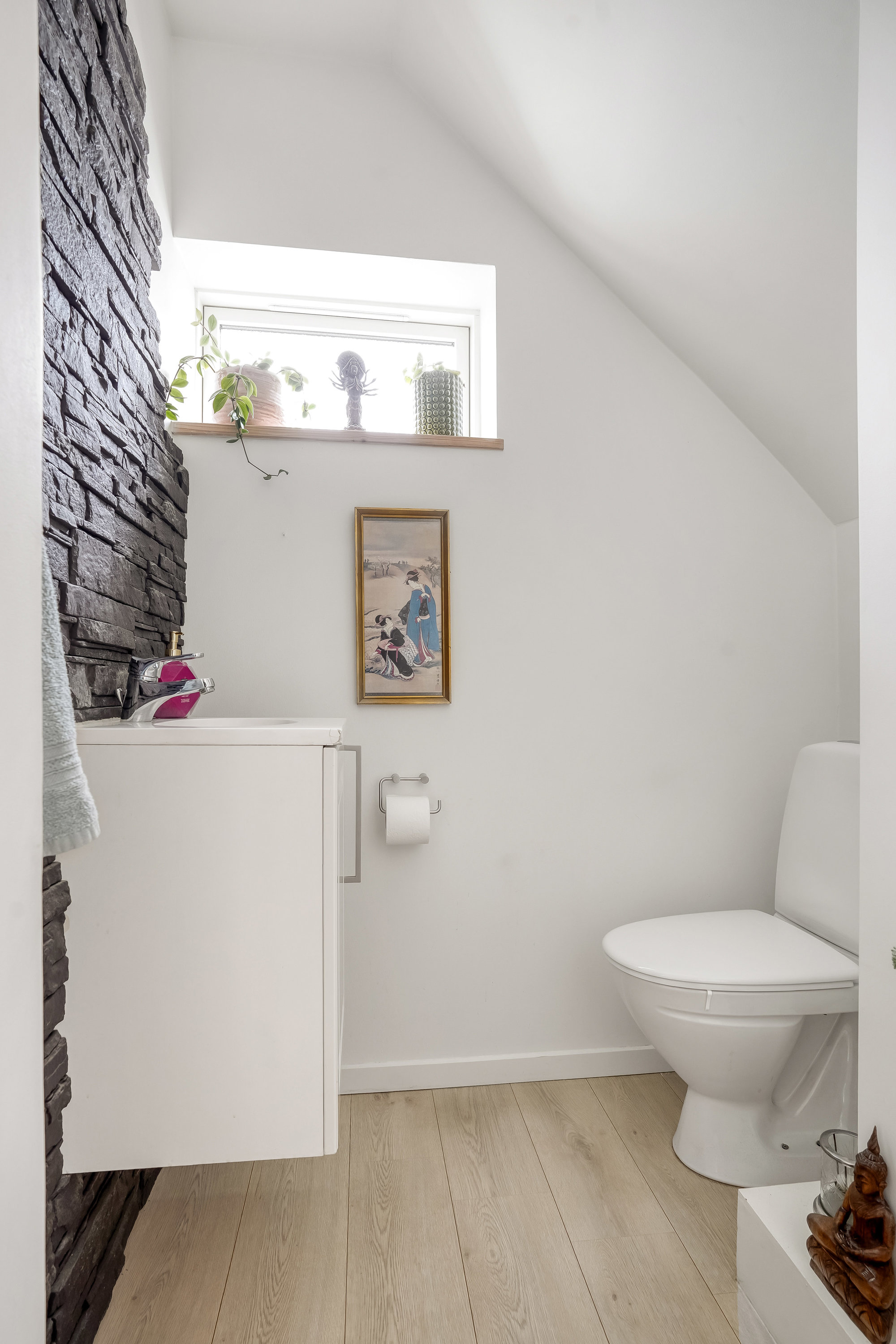 Fremhævet toilet billede i fuldskærmstilstand. Billede af Nørregade 26, Ejby, 5592 Ejby