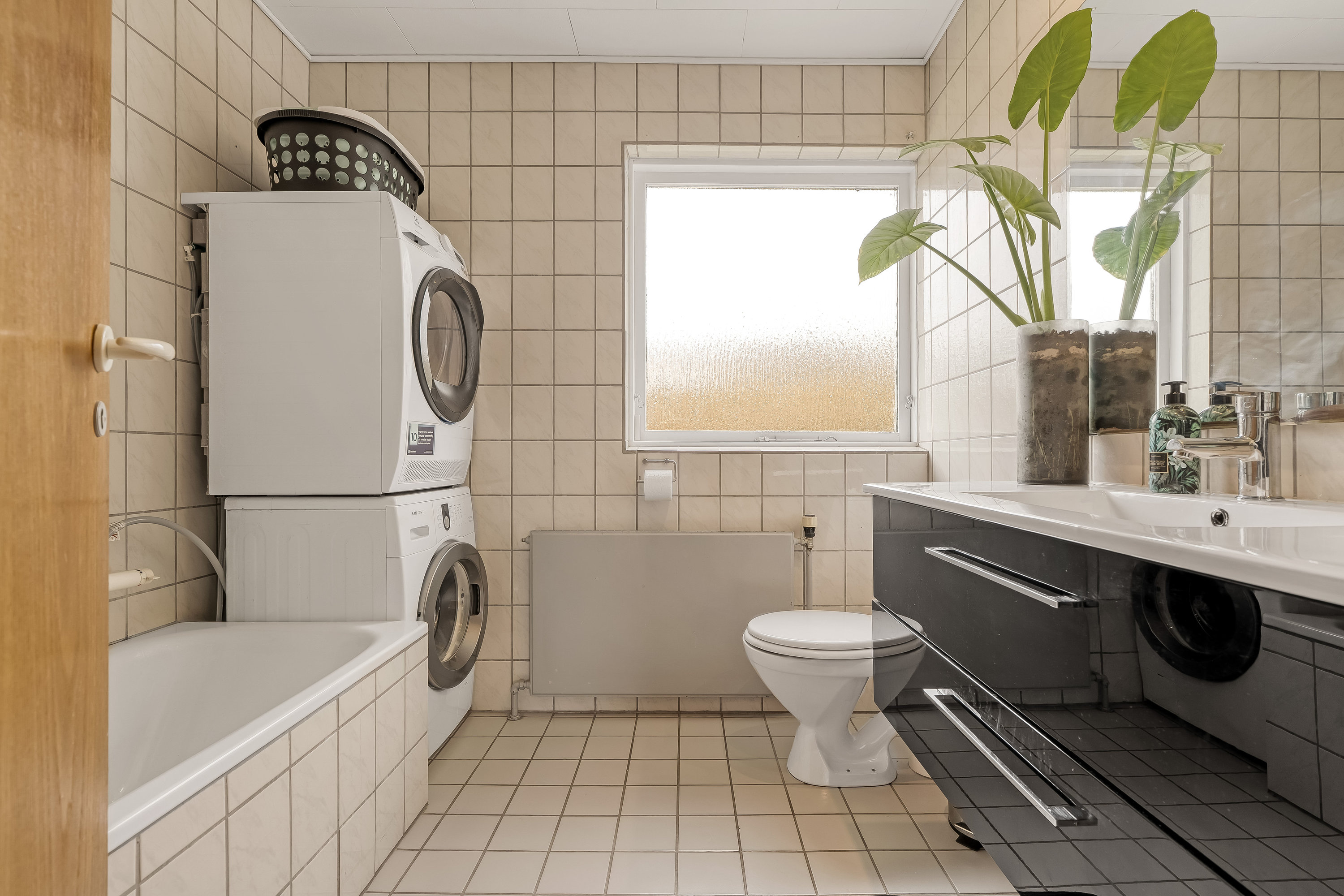 Fremhævet toilet billede i fuldskærmstilstand. Billede af Holmegårdsparken 42, Store Lyngby, 3320 Skævinge