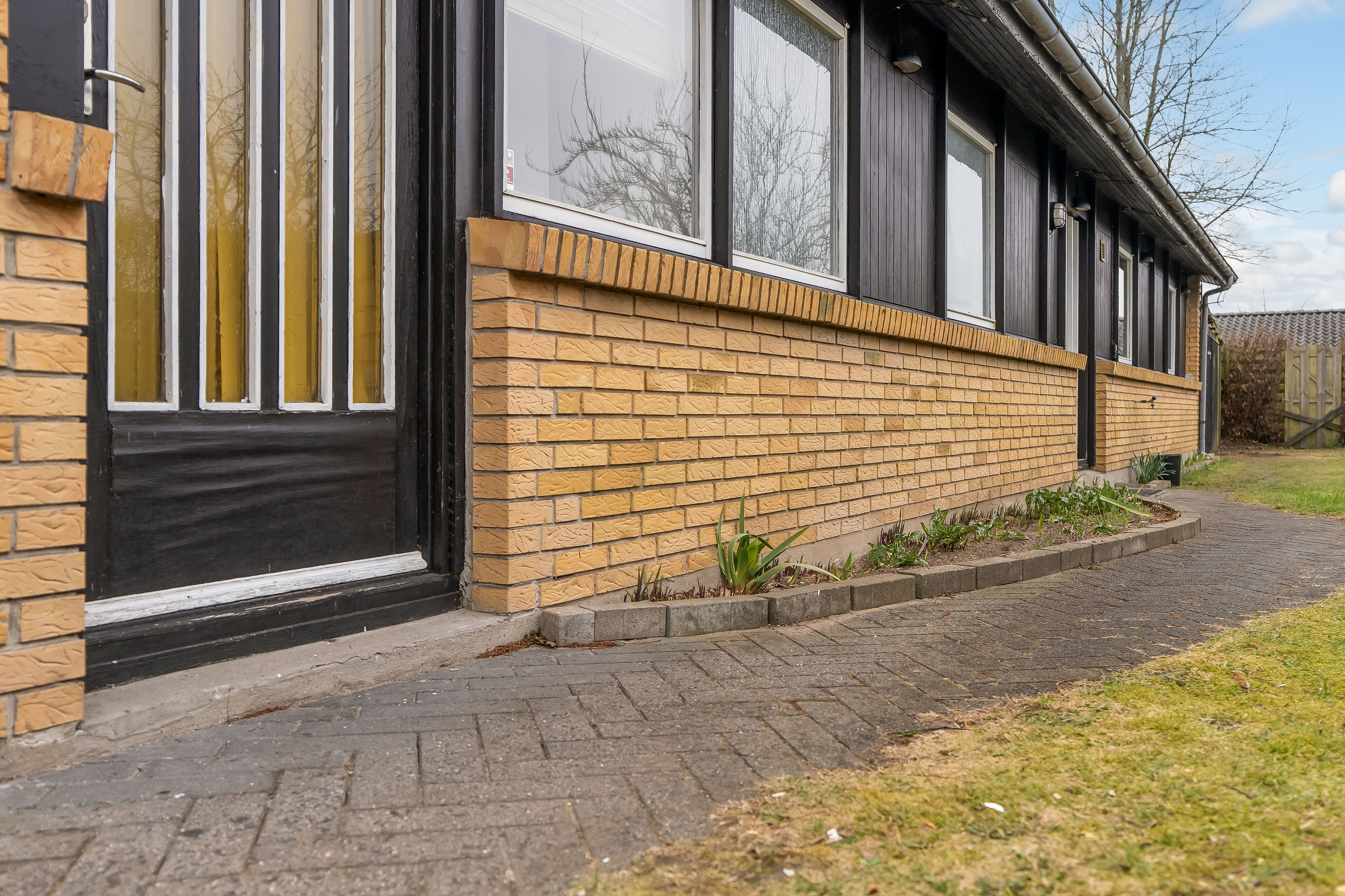 Fremhævet facade billede i fuldskærmstilstand. Billede af Holmegårdsparken 42, Store Lyngby, 3320 Skævinge