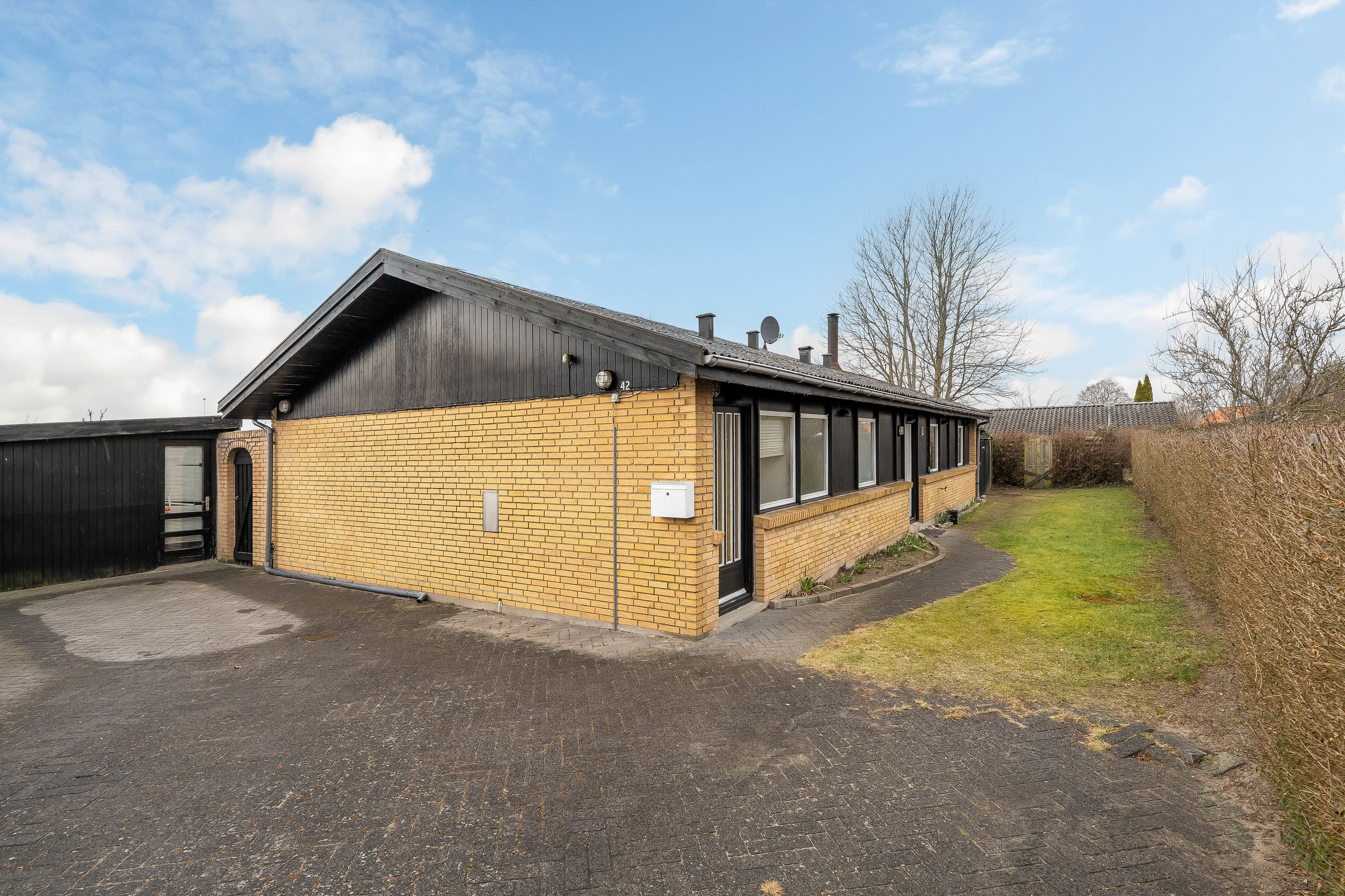 Fremhævet facade billede i fuldskærmstilstand. Billede af Holmegårdsparken 42, Store Lyngby, 3320 Skævinge