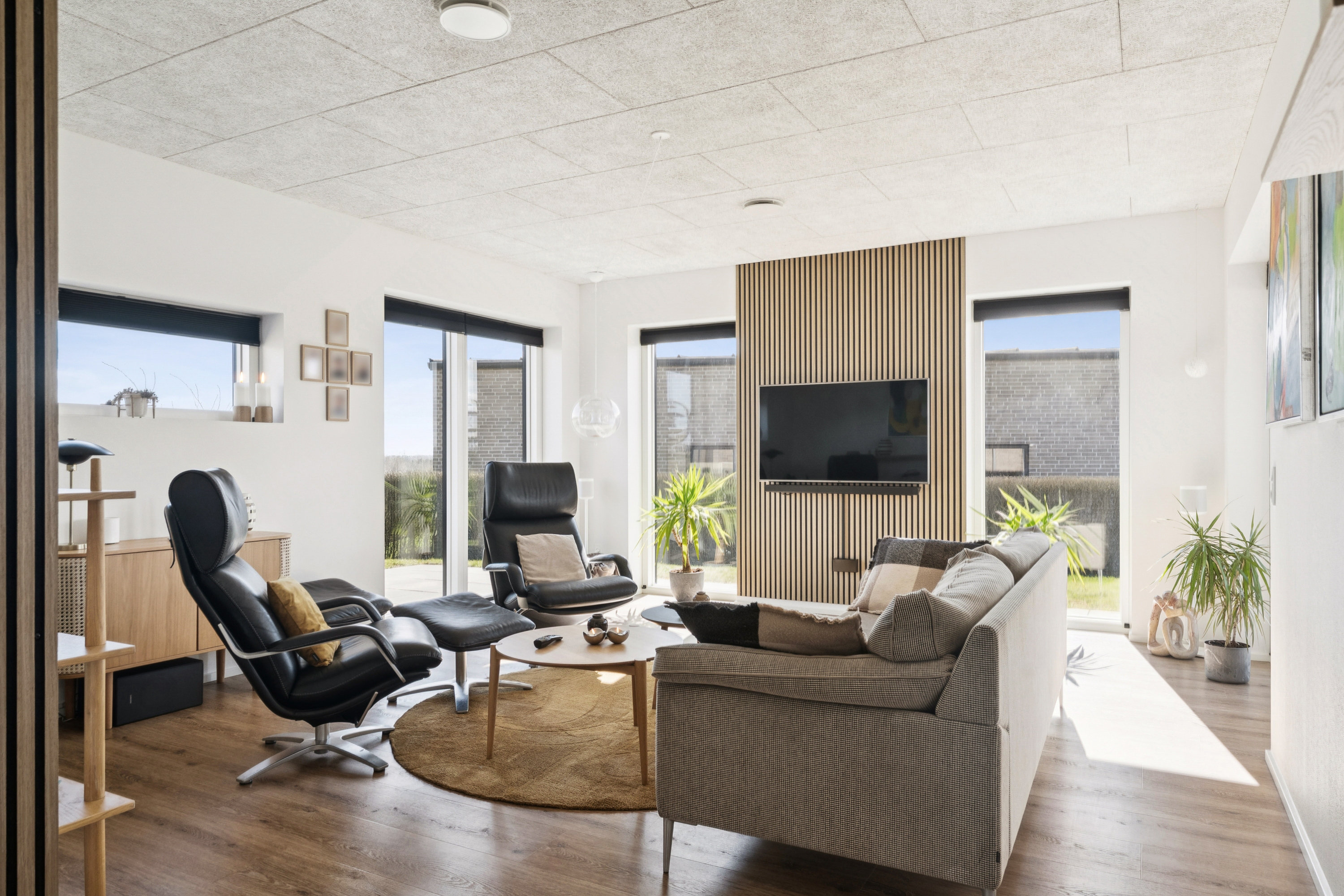 Fremhævet stue billede i fuldskærmstilstand. Billede af Skovbærvej 26, 8840 Rødkærsbro