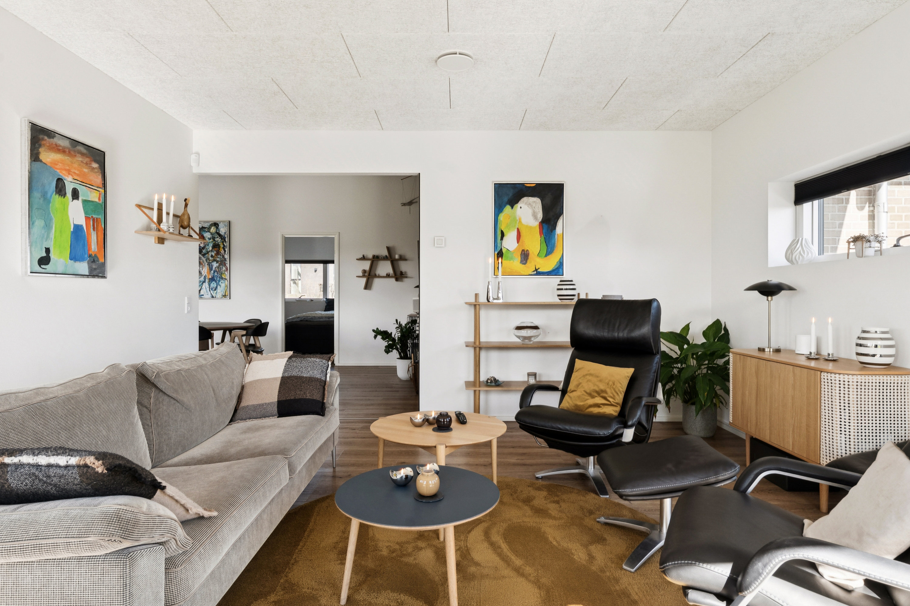 Fremhævet stue billede i fuldskærmstilstand. Billede af Skovbærvej 26, 8840 Rødkærsbro