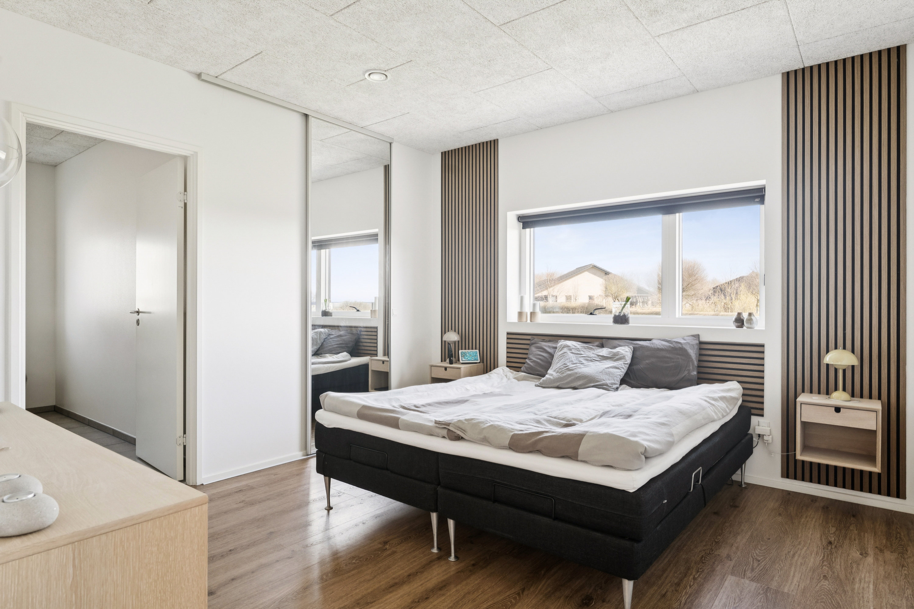 Fremhævet soveværelse med walk-in billede i fuldskærmstilstand. Billede af Skovbærvej 26, 8840 Rødkærsbro