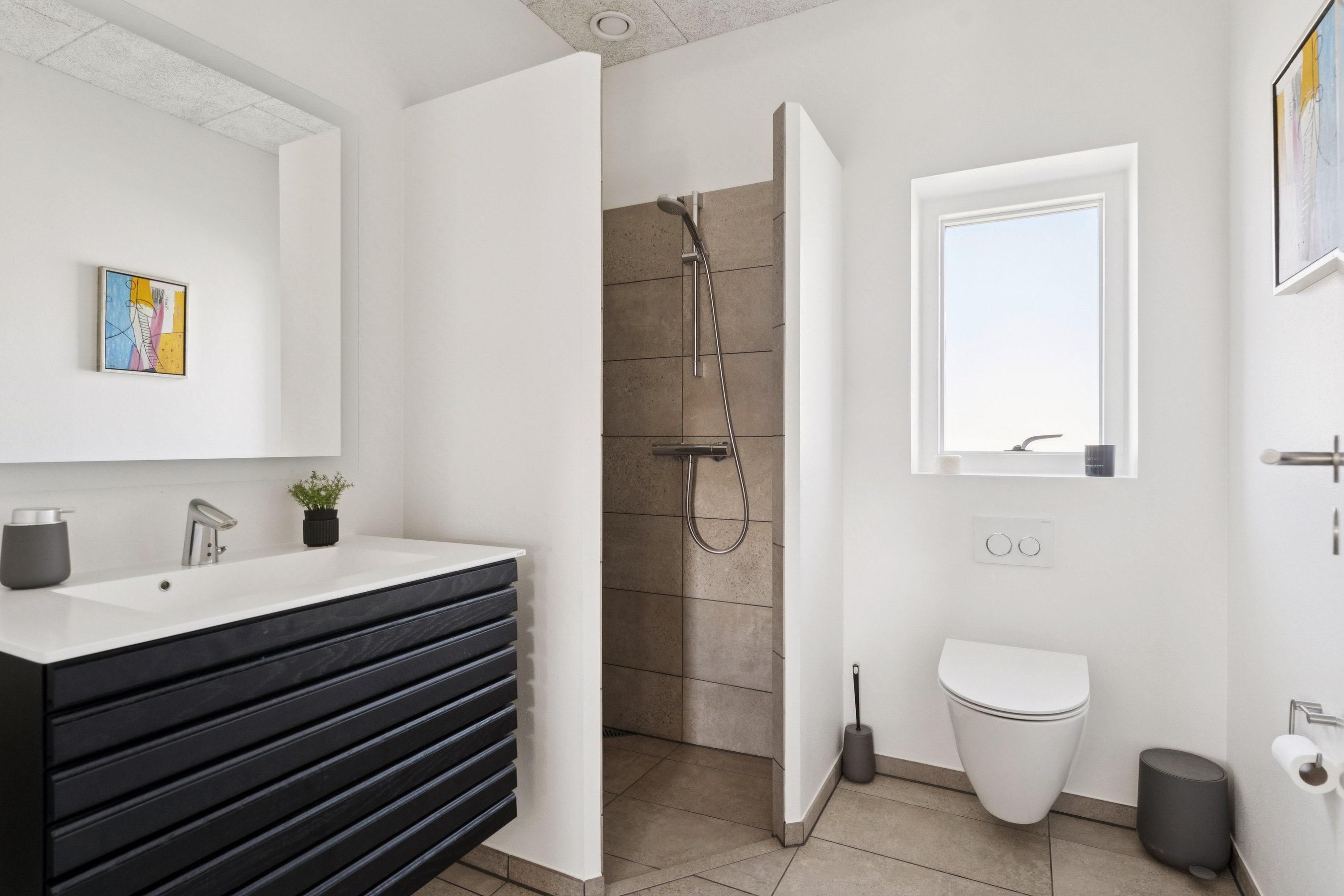 Fremhævet badeværelse billede i fuldskærmstilstand. Billede af Skovbærvej 26, 8840 Rødkærsbro