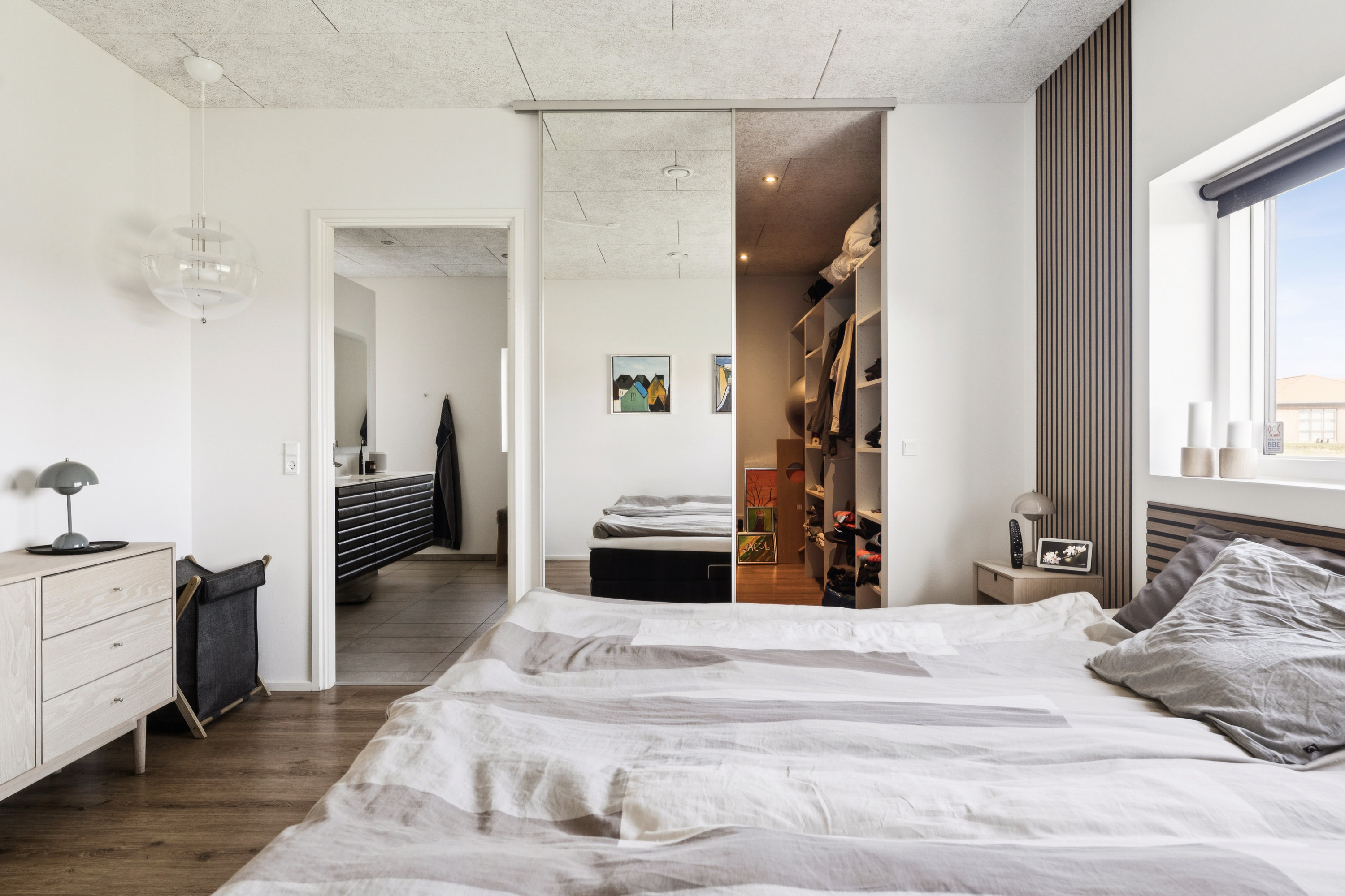 Fremhævet soveværelse med walk-in billede i fuldskærmstilstand. Billede af Skovbærvej 26, 8840 Rødkærsbro