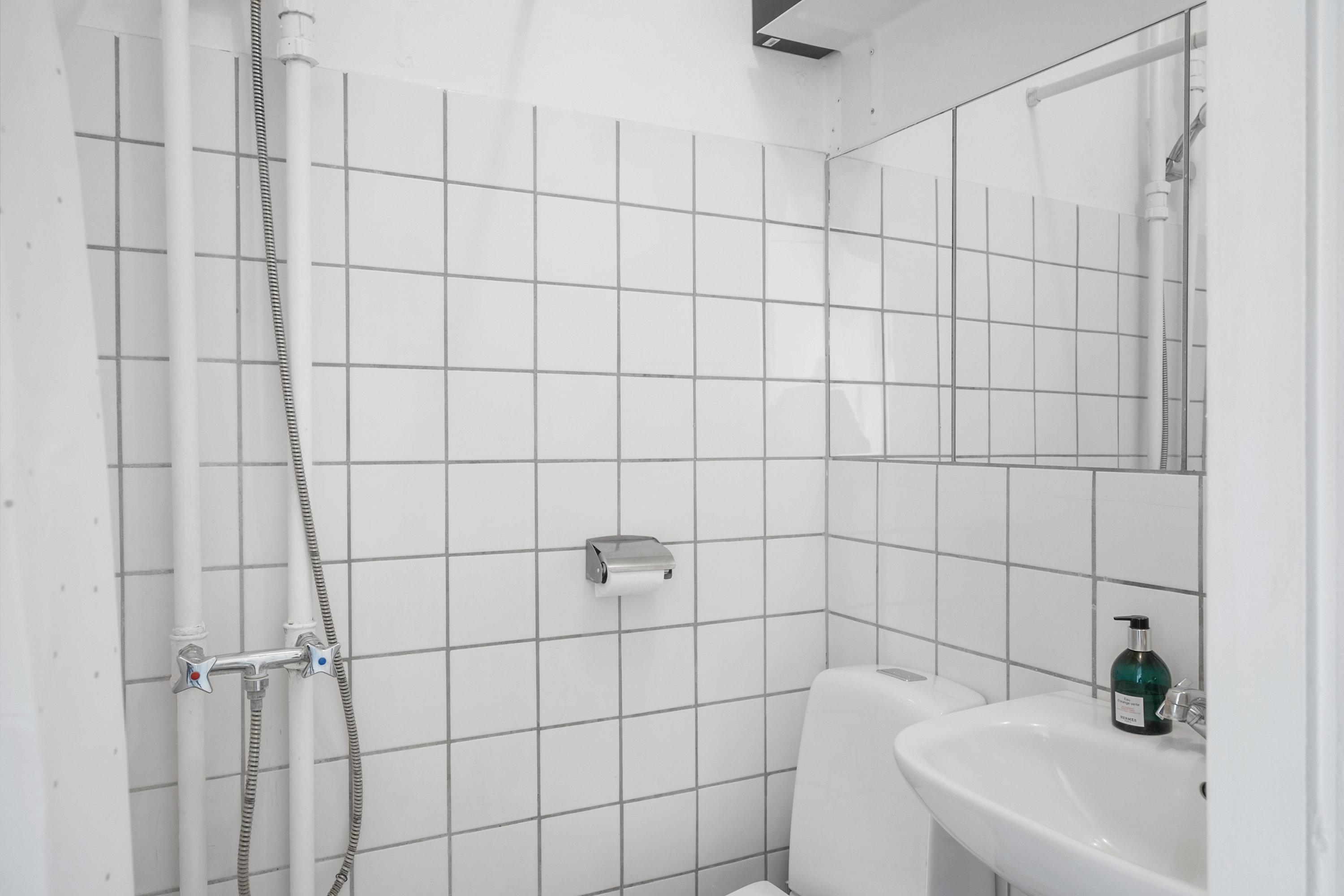 Fremhævet badeværelse billede i fuldskærmstilstand. Billede af Lille Strandvej 2C, 3. tv., 2900 Hellerup