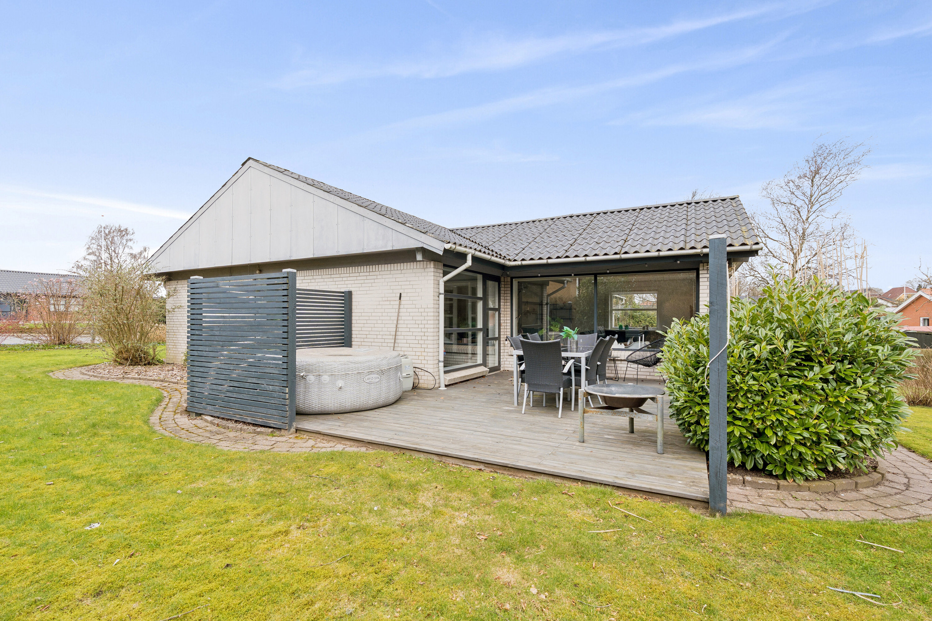 Fremhævet set fra haven billede i fuldskærmstilstand. Billede af Højene 1, 7250 Hejnsvig