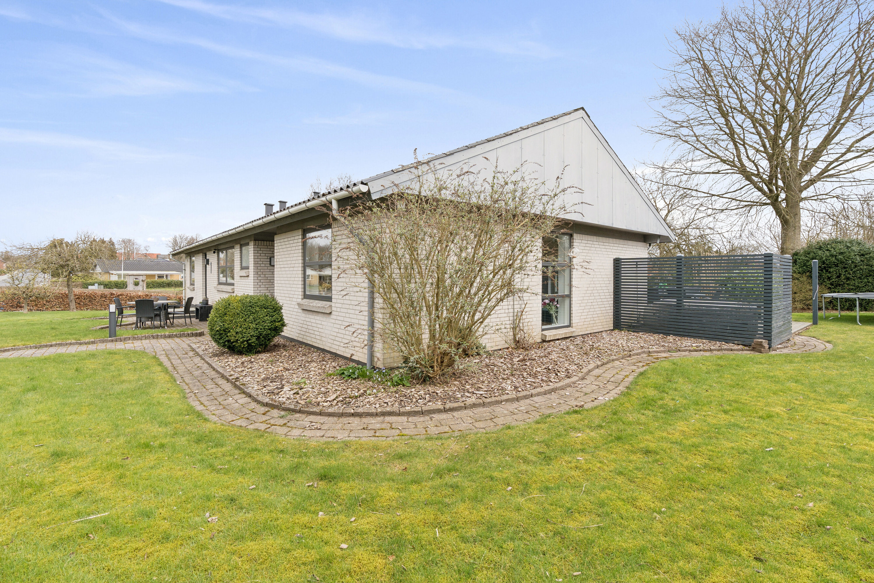 Fremhævet set fra haven billede i fuldskærmstilstand. Billede af Højene 1, 7250 Hejnsvig