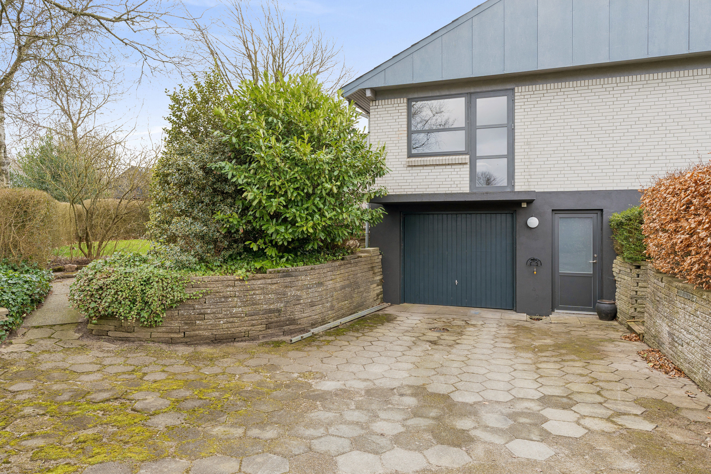 Fremhævet udendørs billede i fuldskærmstilstand. Billede af Højene 1, 7250 Hejnsvig