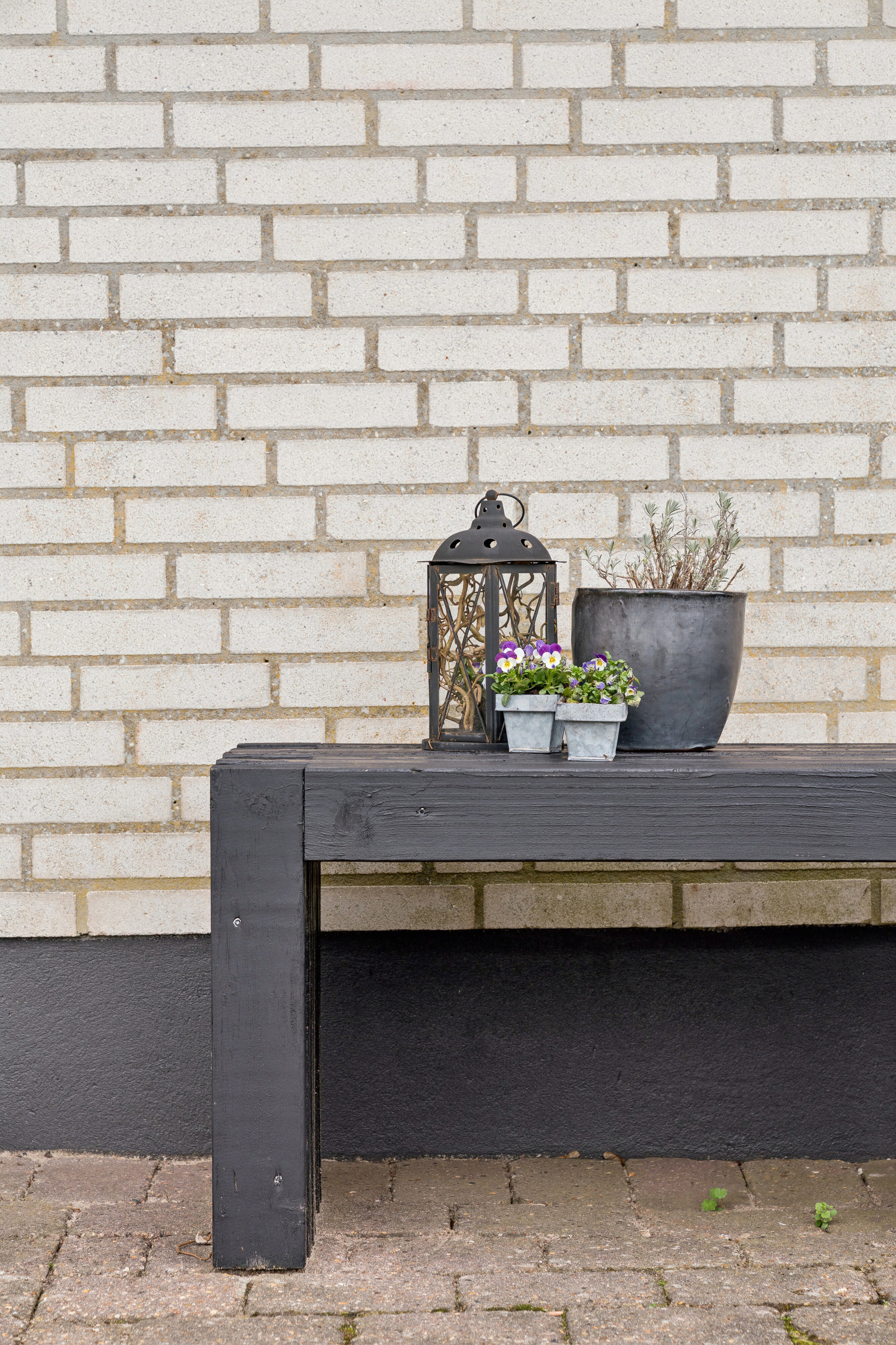 Fremhævet udendørs billede i fuldskærmstilstand. Billede af Højene 1, 7250 Hejnsvig