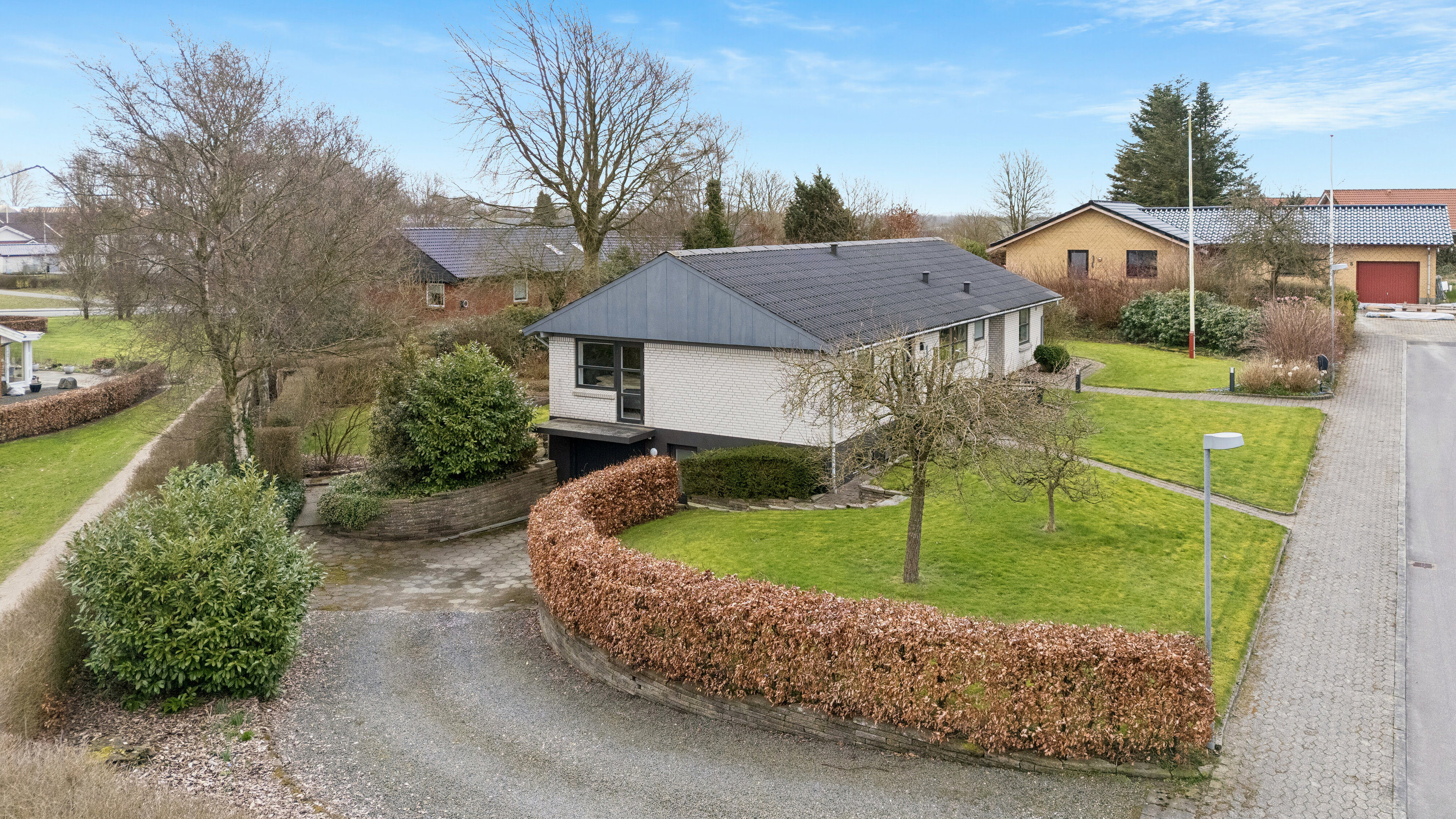 Fremhævet set fra vejen billede i fuldskærmstilstand. Billede af Højene 1, 7250 Hejnsvig