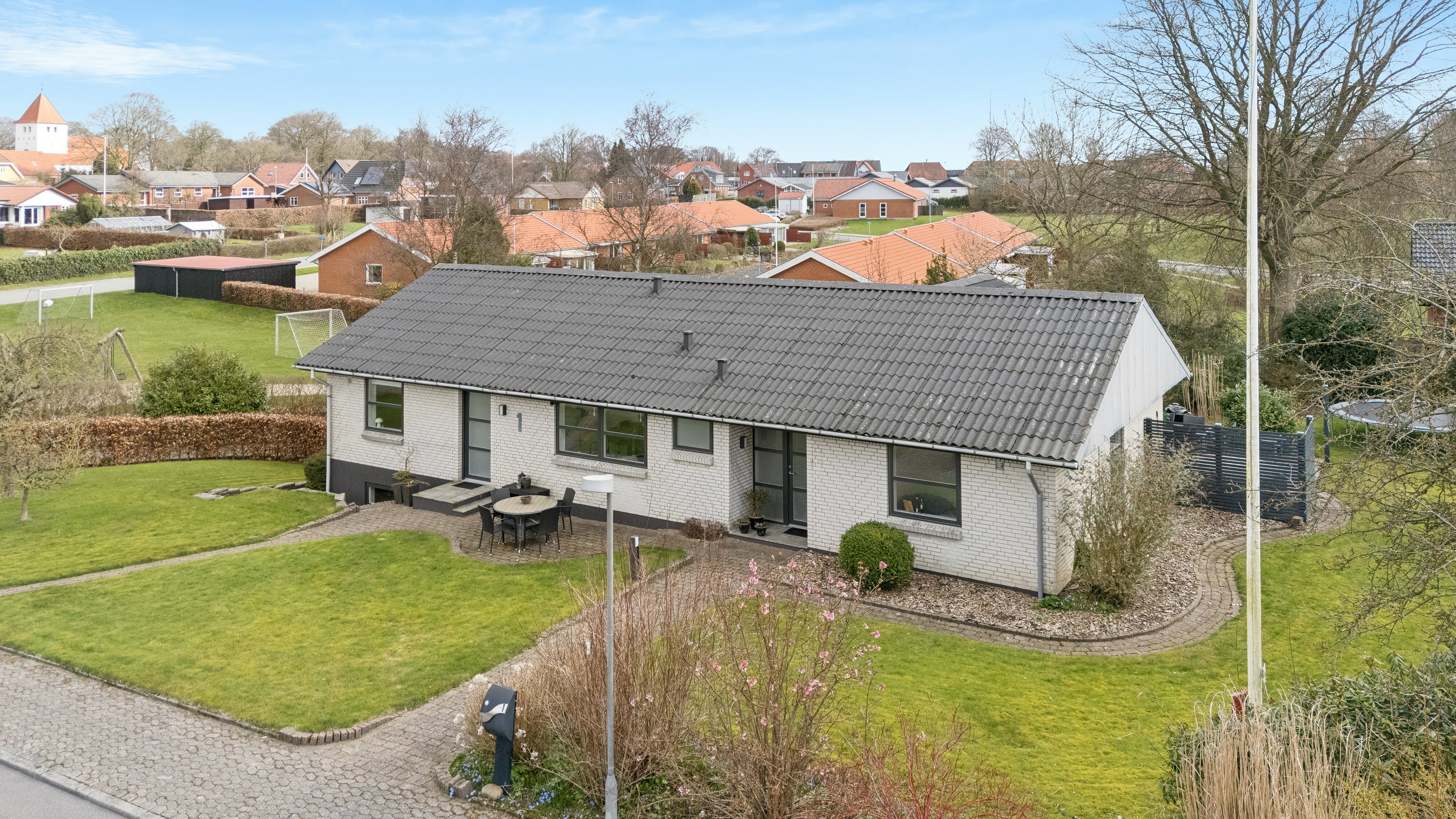 Fremhævet set fra vejen billede i fuldskærmstilstand. Billede af Højene 1, 7250 Hejnsvig