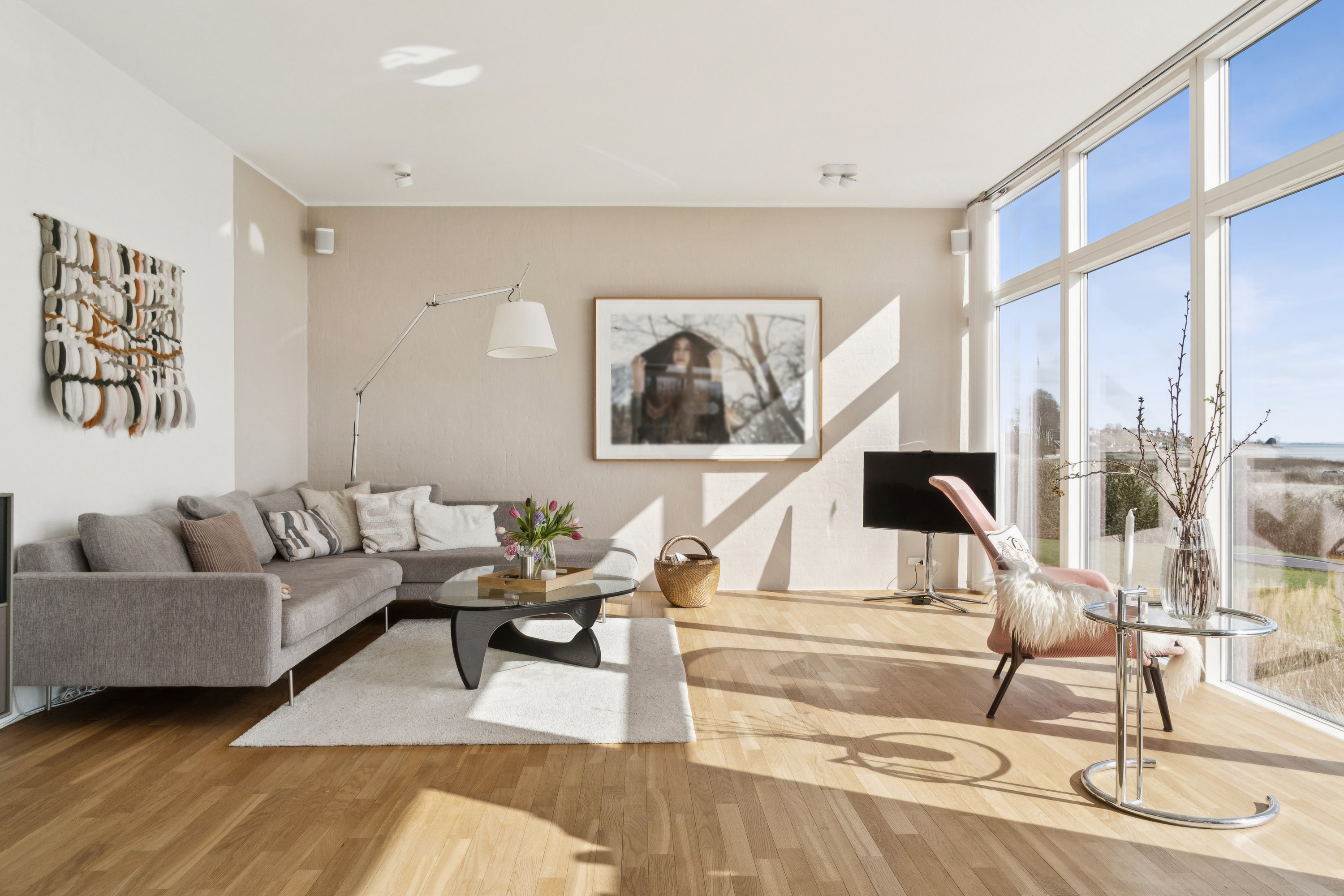 Fremhævet stue billede i fuldskærmstilstand. Billede af Skæring Strandvej 64, 8250 Egå