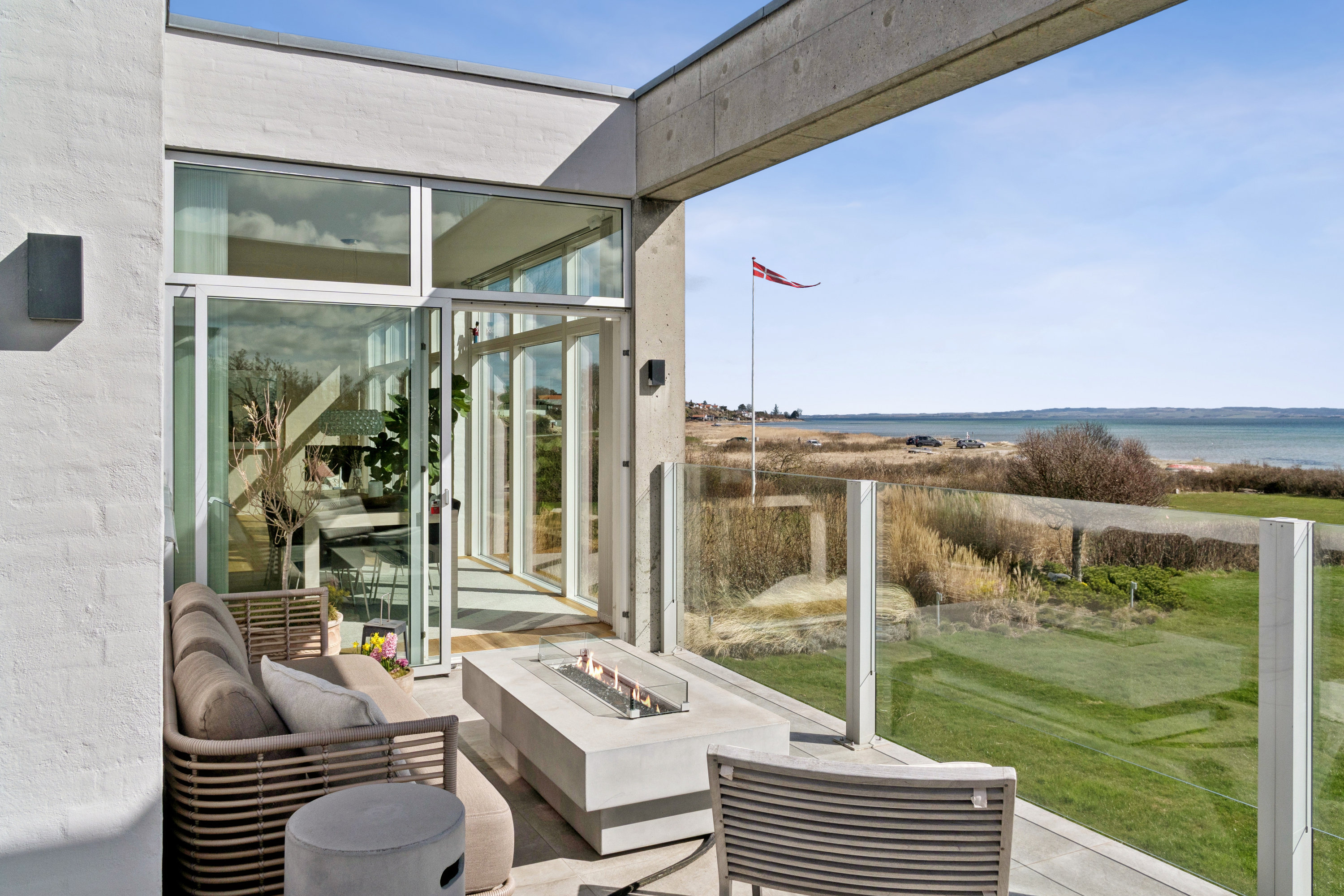 Fremhævet terrasse billede i fuldskærmstilstand. Billede af Skæring Strandvej 64, 8250 Egå