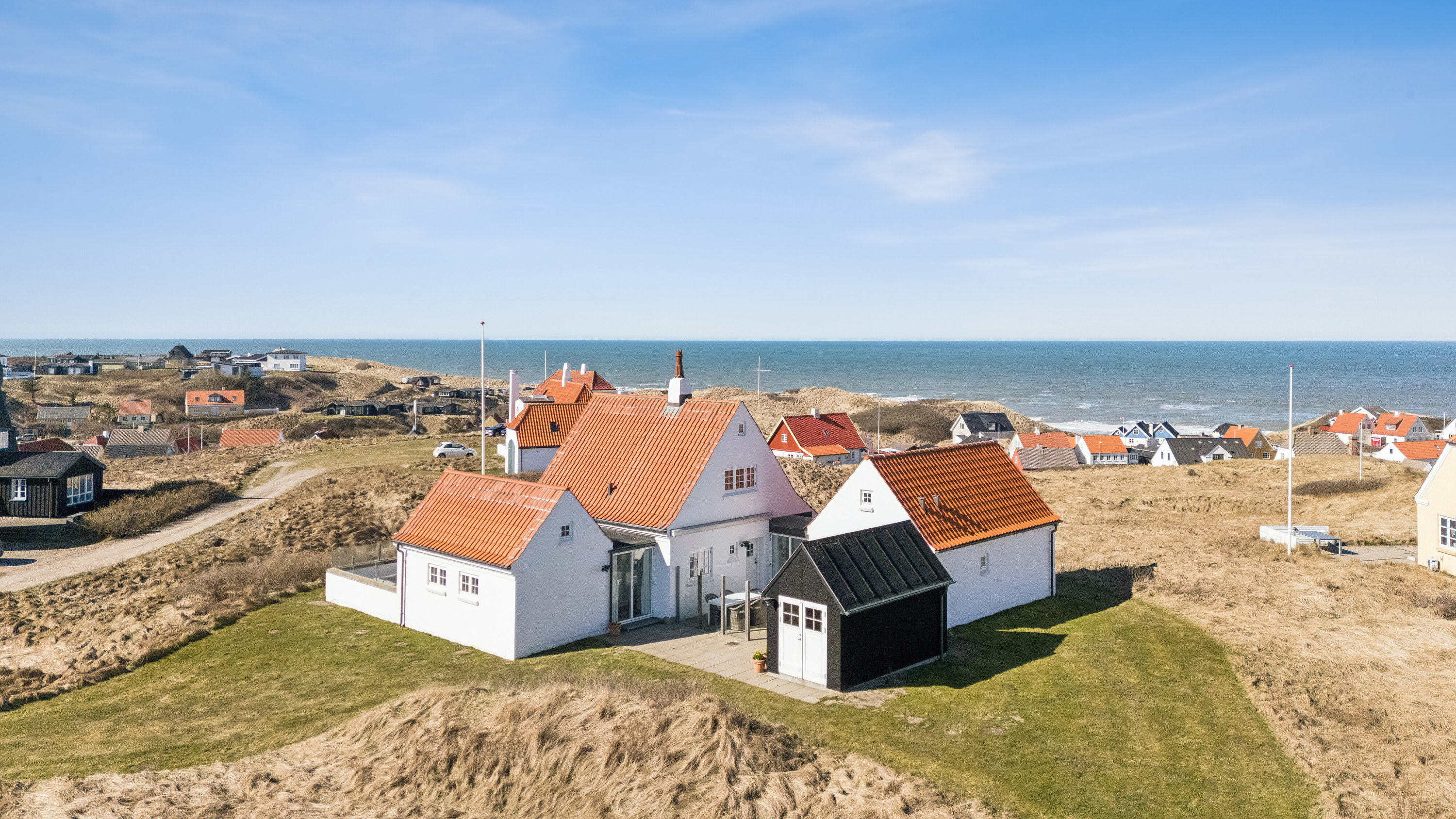 Fremhævet set fra haven billede i fuldskærmstilstand. Billede af Bæltet 4, Lønstrup, 9800 Hjørring