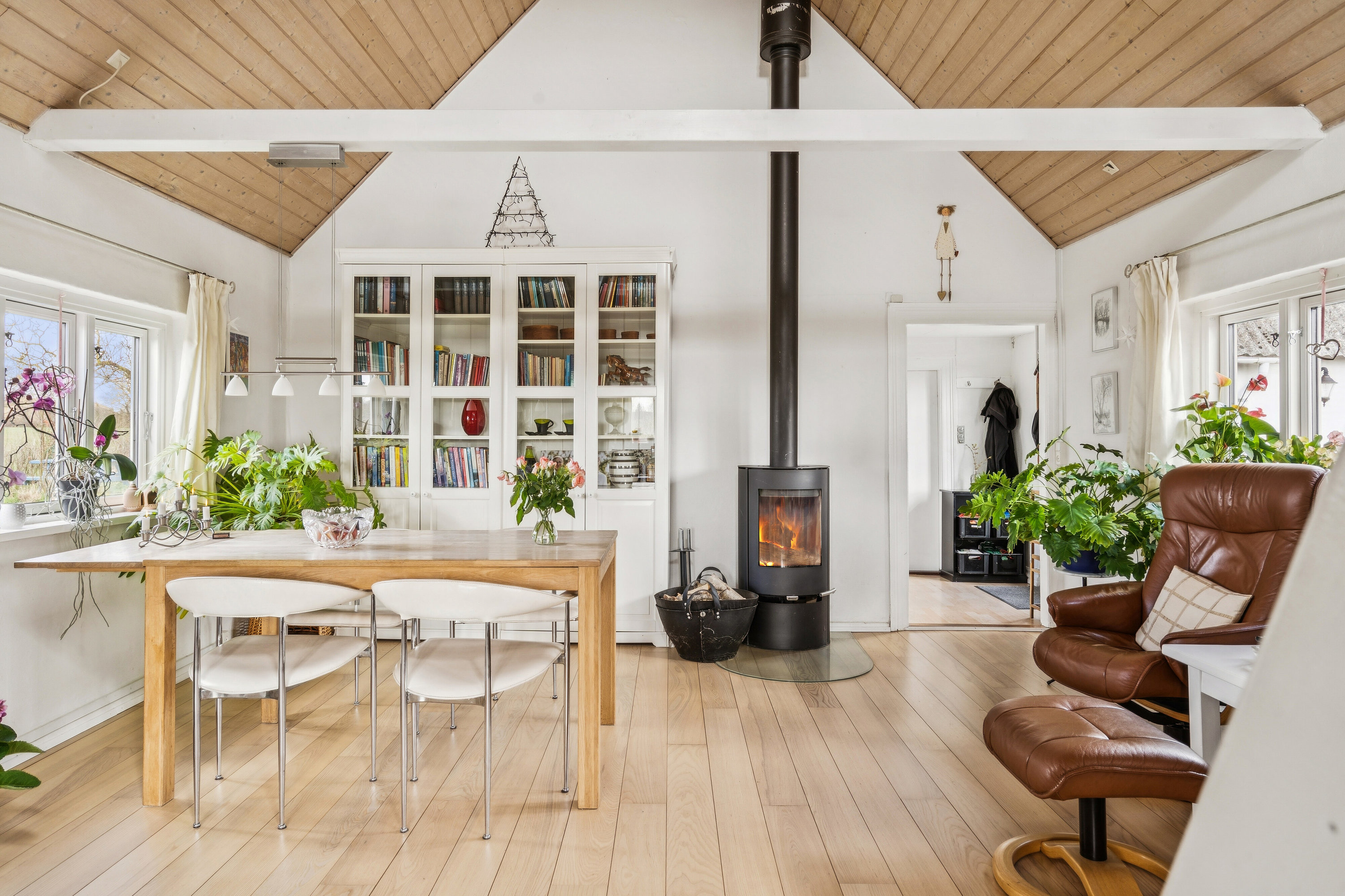 Fremhævet stue billede i fuldskærmstilstand. Billede af Englebjergvej 44, Stenstrup, 4700 Næstved