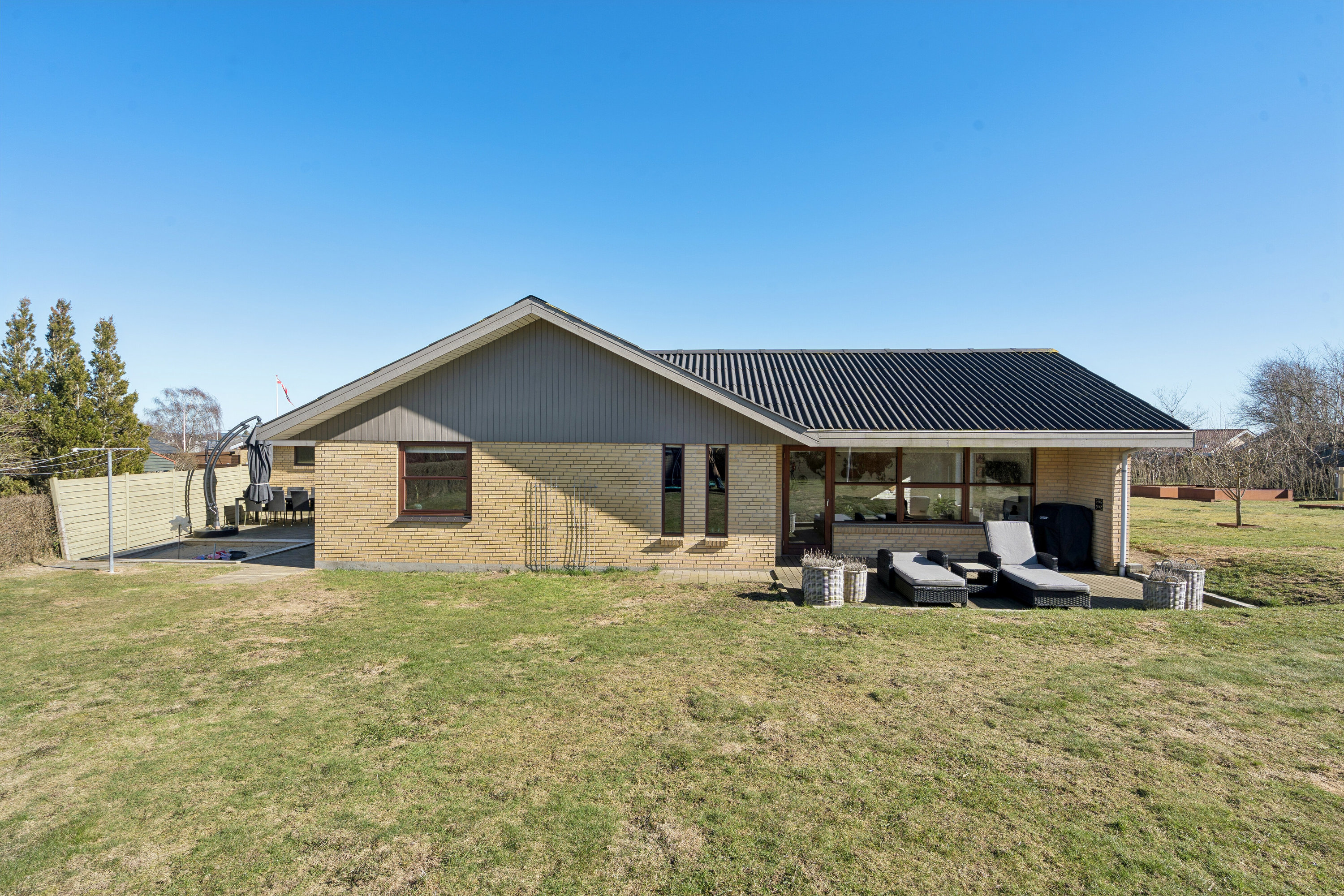 Fremhævet set fra haven billede i fuldskærmstilstand. Billede af Frejasvej 21, 9870 Sindal