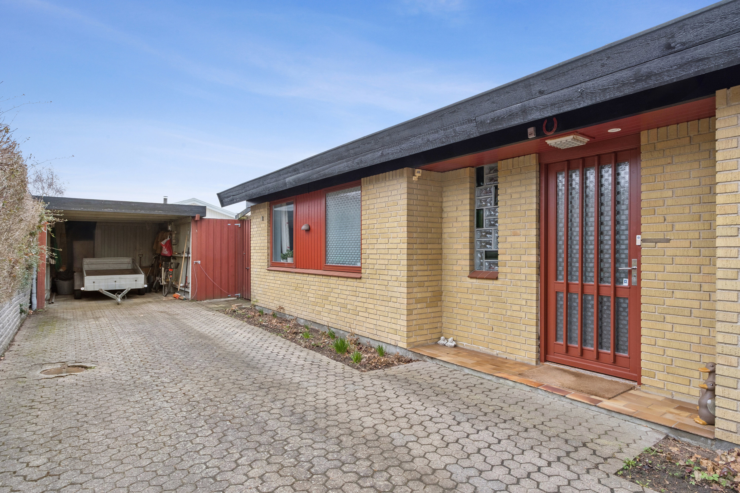 Fremhævet udendørs billede i fuldskærmstilstand. Billede af Emilsgave 12, 4130 Viby Sjælland