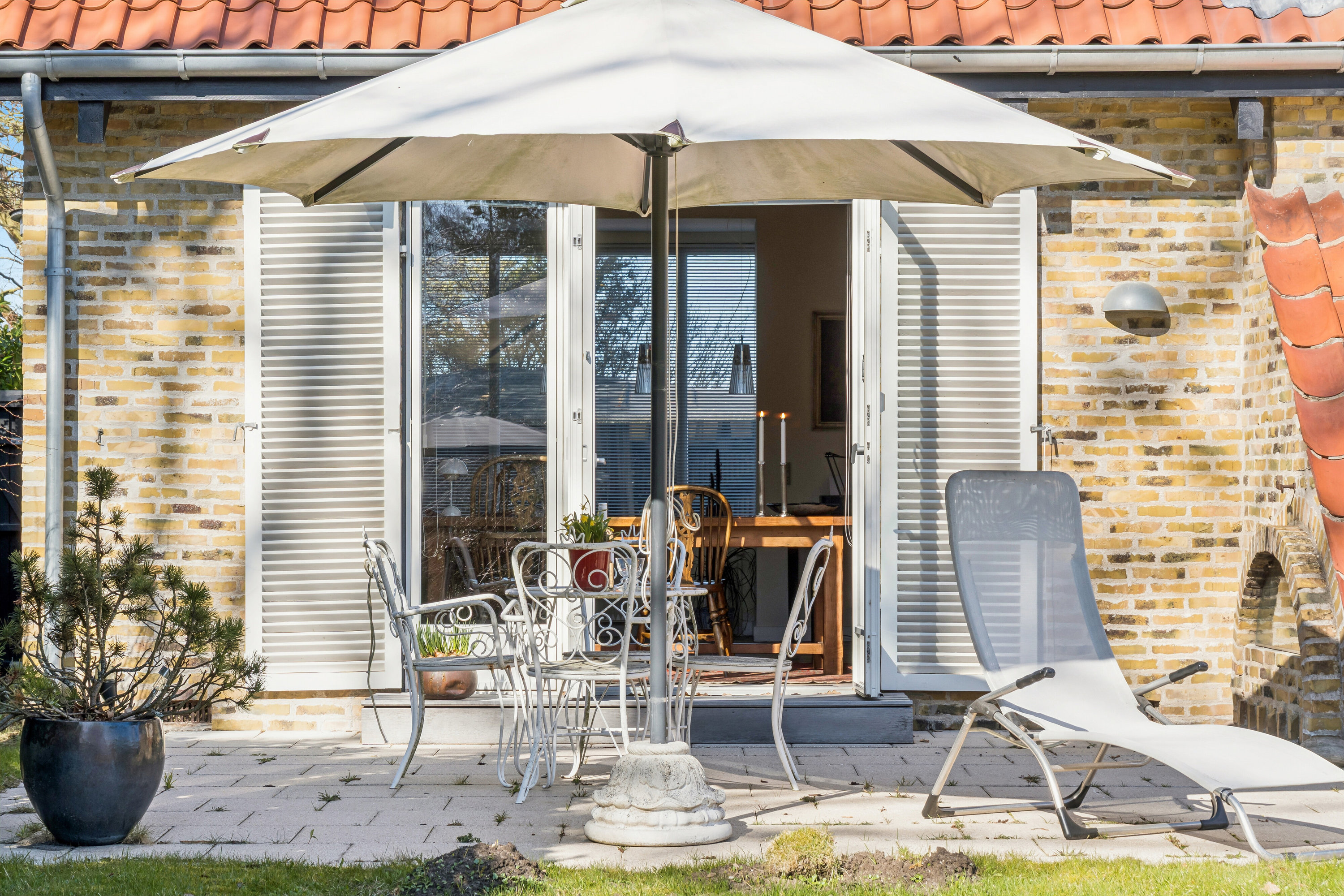 Fremhævet terrasse billede i fuldskærmstilstand. Billede af Villingebæk Strandvej 553, 3100 Hornbæk