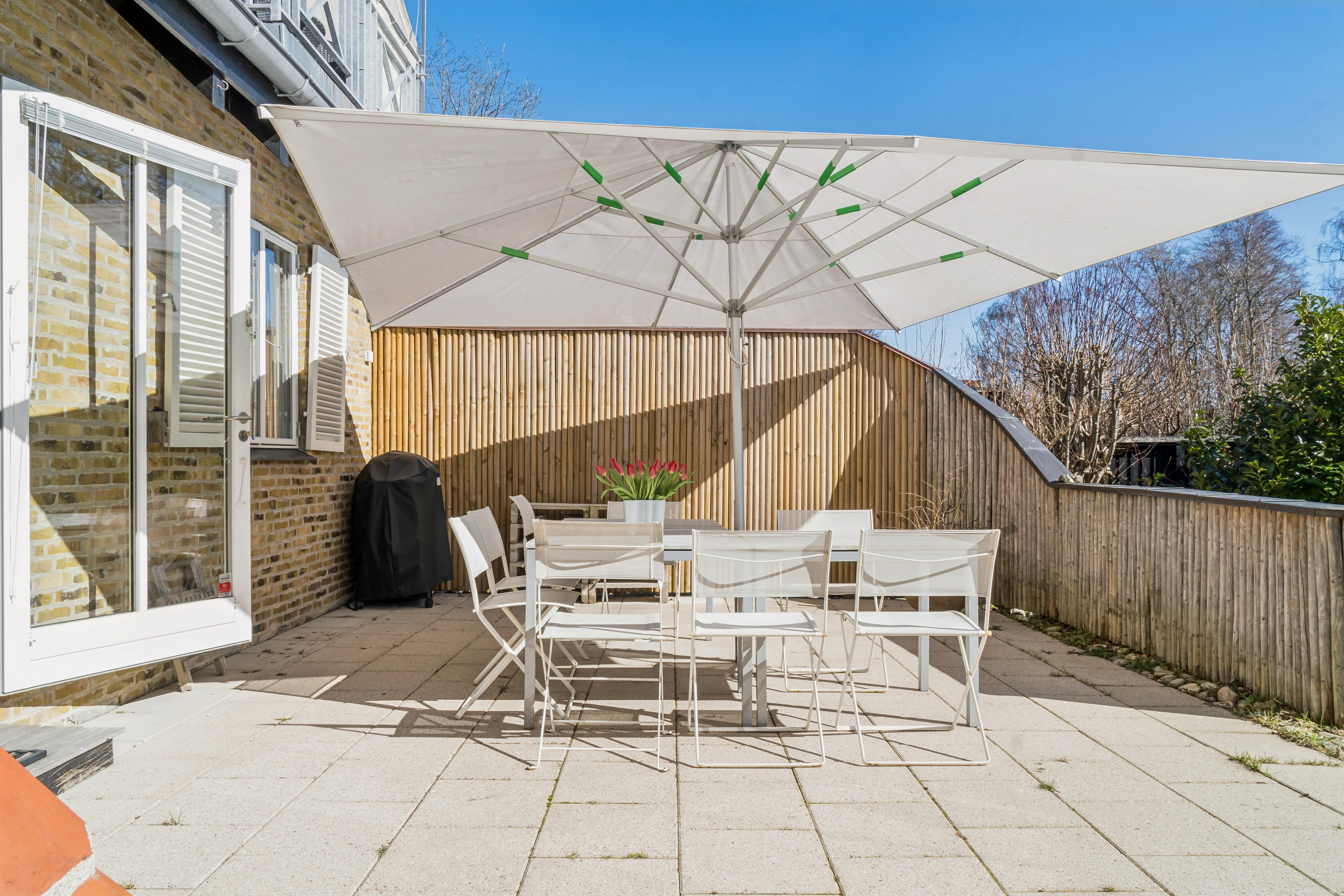 Fremhævet terrasse billede i fuldskærmstilstand. Billede af Villingebæk Strandvej 553, 3100 Hornbæk