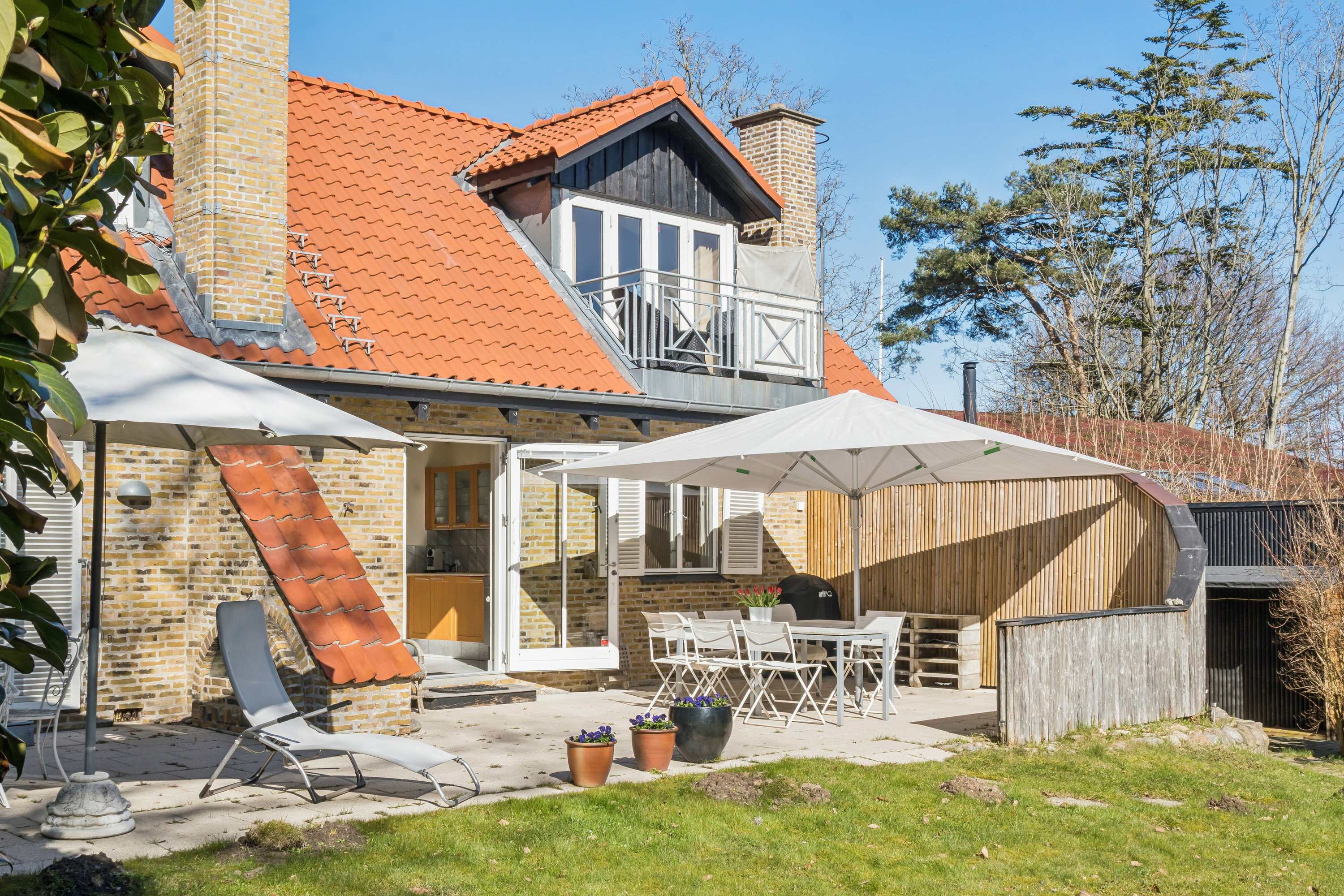 Fremhævet terrasse billede i fuldskærmstilstand. Billede af Villingebæk Strandvej 553, 3100 Hornbæk