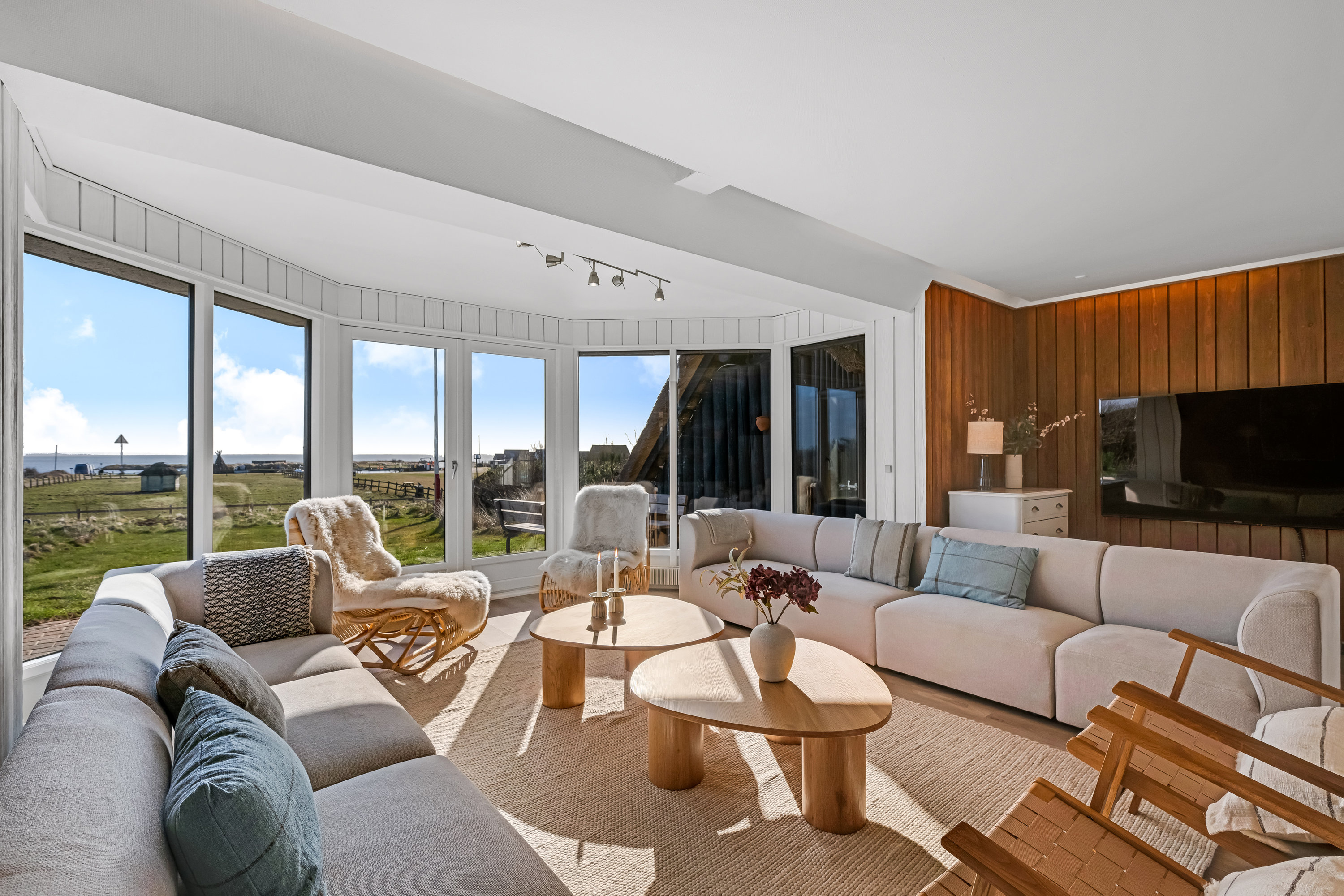 Fremhævet stue billede i fuldskærmstilstand. Billede af Lyngvig Havnevej 40, Nr Lyngvig, 6960 Hvide Sande