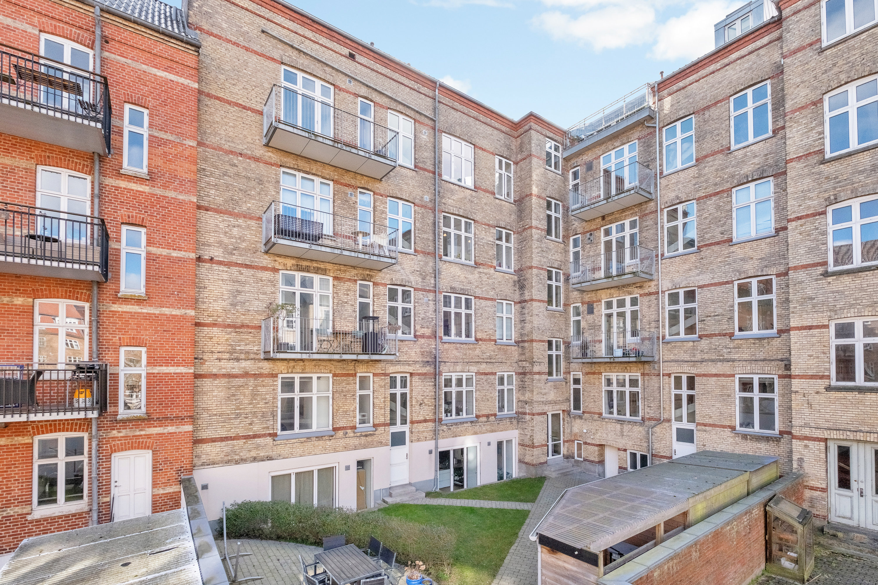 Fremhævet bag facade billede i fuldskærmstilstand. Billede af Christiansgade 25, st.. th., 8000 Aarhus C