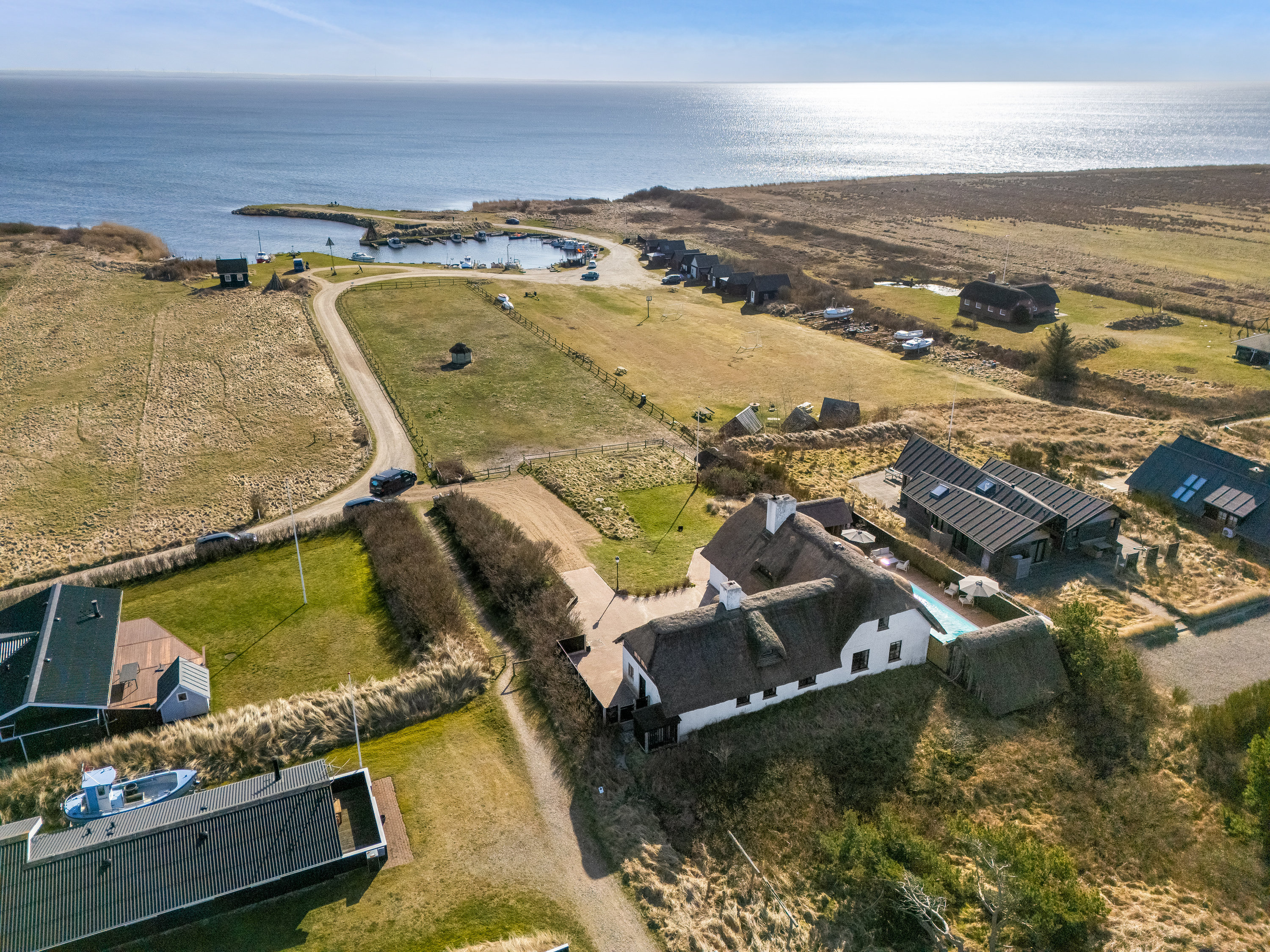Fremhævet luftfoto billede i fuldskærmstilstand. Billede af Lyngvig Havnevej 40, Nr Lyngvig, 6960 Hvide Sande