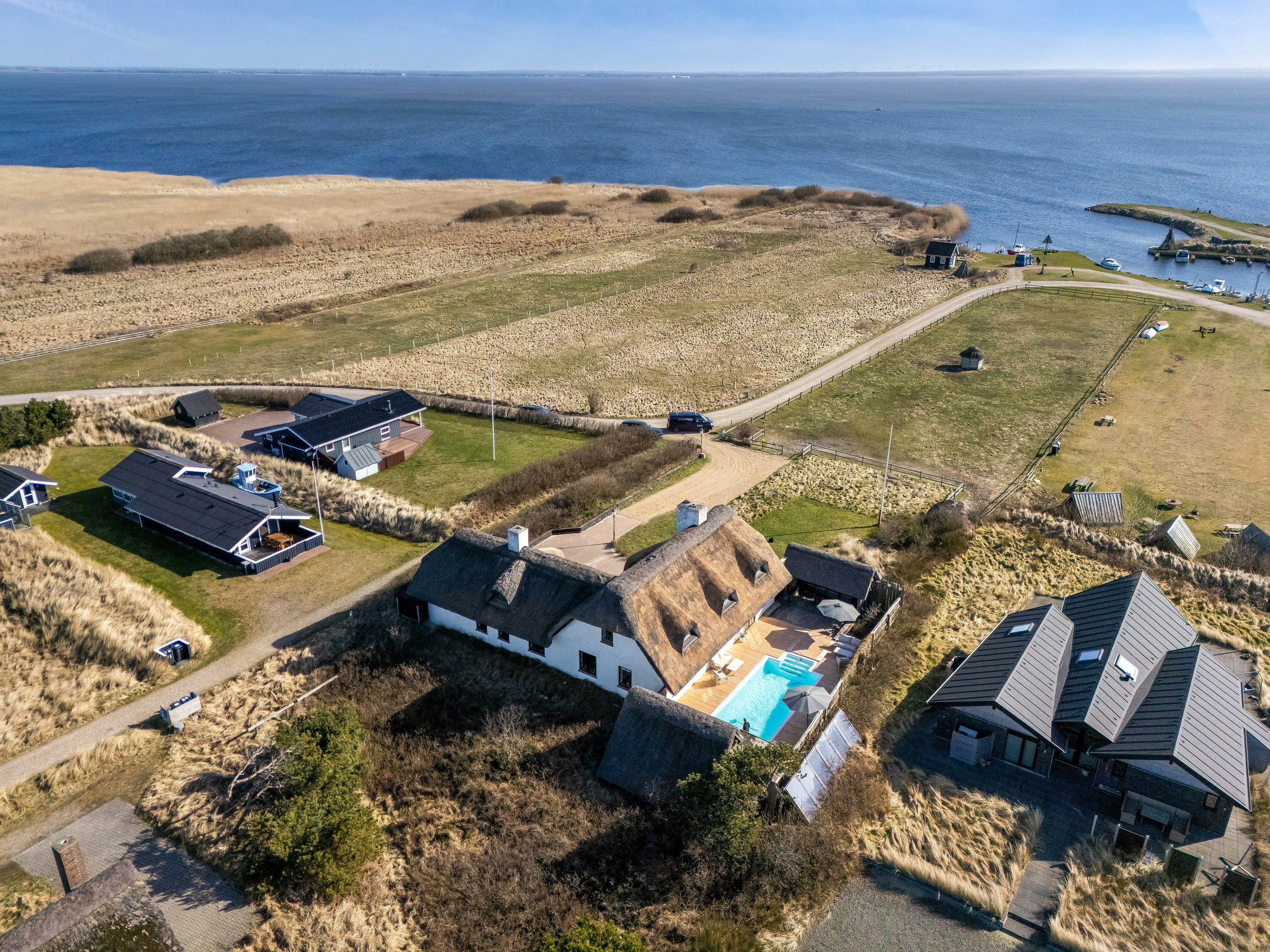 Fremhævet luftfoto billede i fuldskærmstilstand. Billede af Lyngvig Havnevej 40, Nr Lyngvig, 6960 Hvide Sande