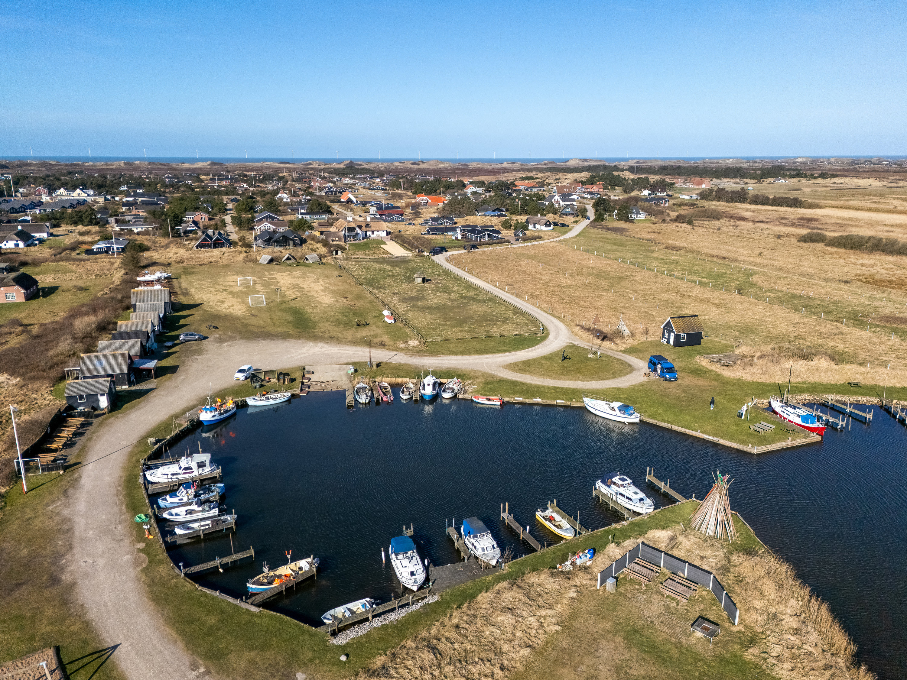 Fremhævet luftfoto billede i fuldskærmstilstand. Billede af Lyngvig Havnevej 40, Nr Lyngvig, 6960 Hvide Sande