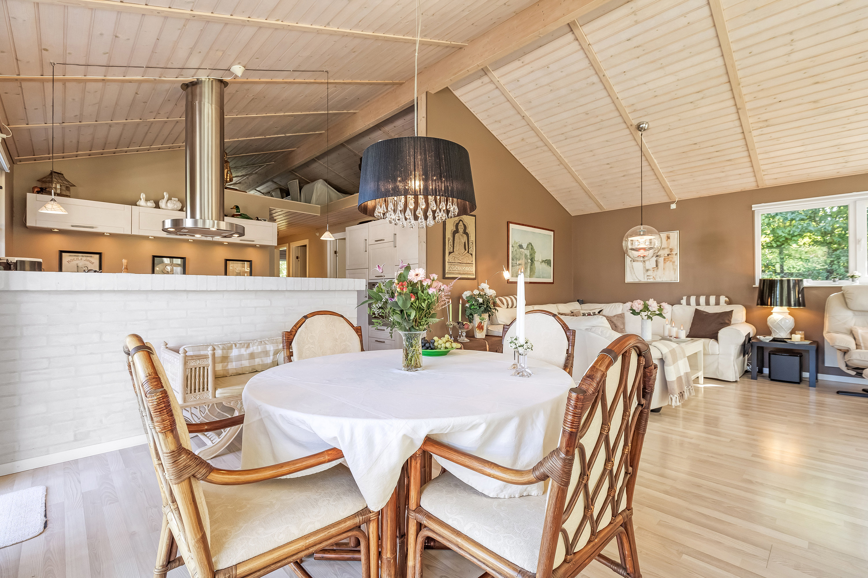 Fremhævet stue billede i fuldskærmstilstand. Billede af Agerkær 29, Udsholt, 3250 Gilleleje