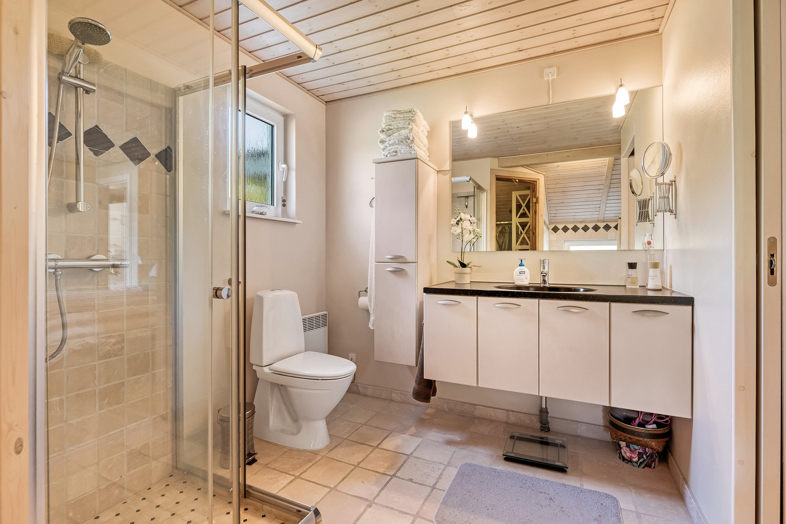 Fremhævet badeværelse billede i fuldskærmstilstand. Billede af Agerkær 29, Udsholt, 3250 Gilleleje